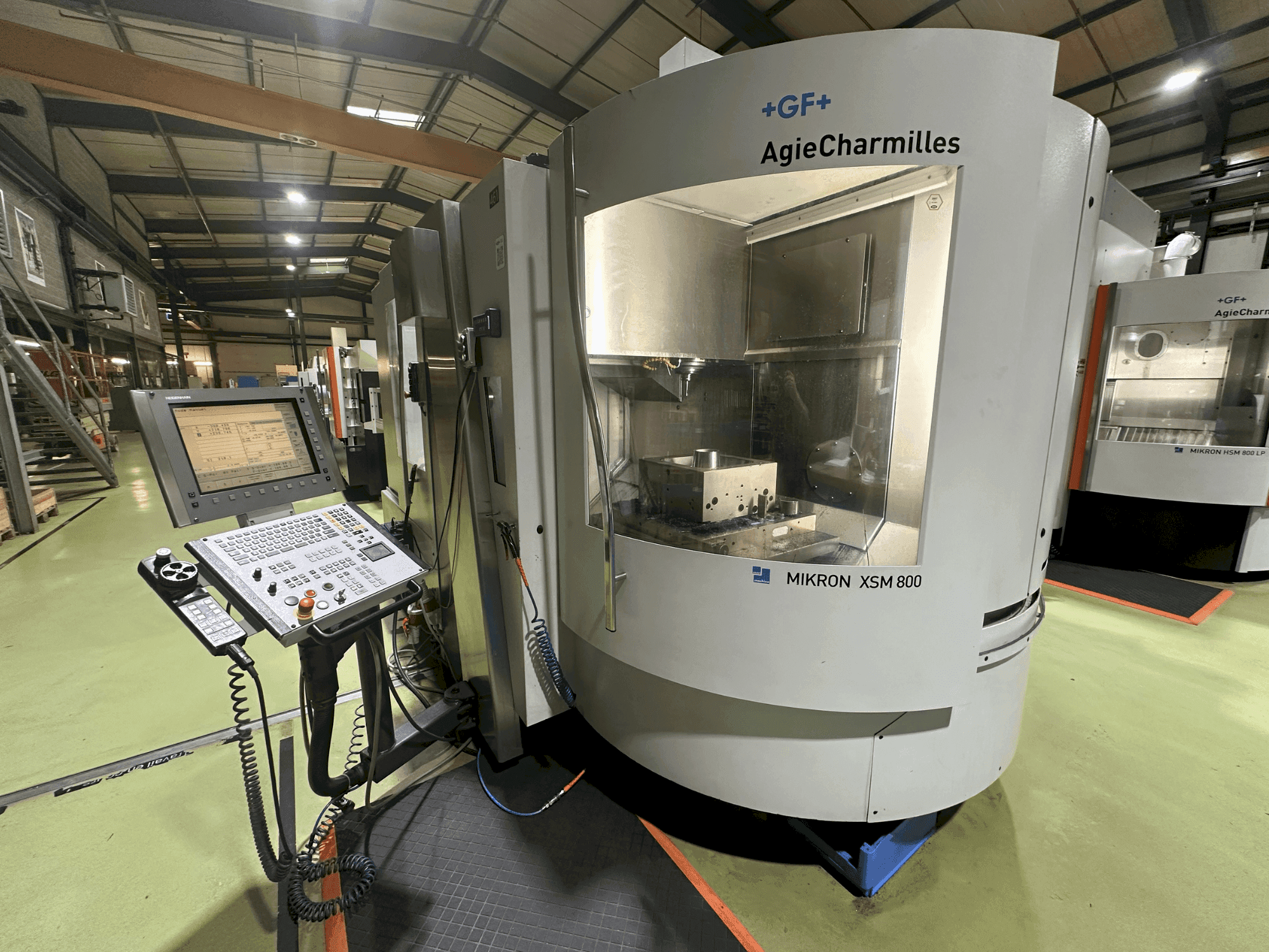 Vooraanzicht  van +GF+ AgieCharmilles Mikron XSM 800  machine