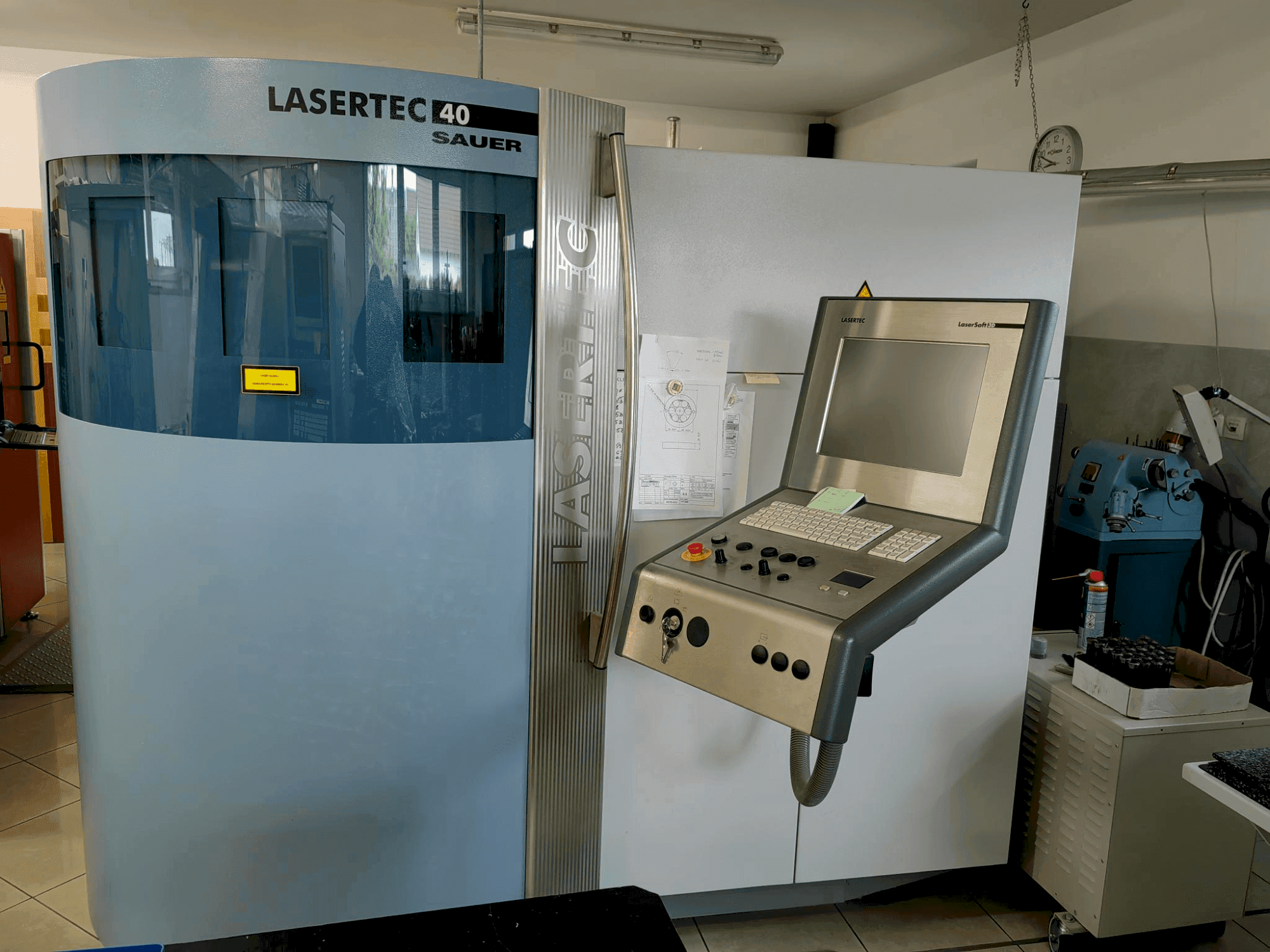 Vooraanzicht  van DMG SAUER LASERTEC 40  (2008)  machine