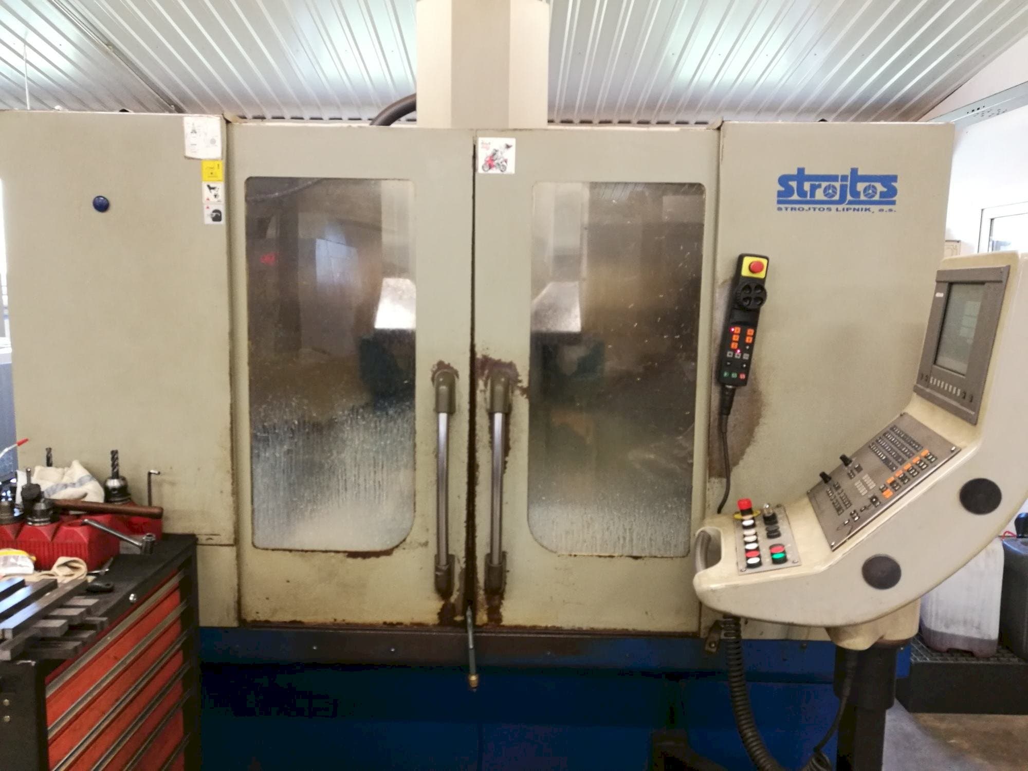 Vooraanzicht  van Strojtos  VMC 40/8  machine