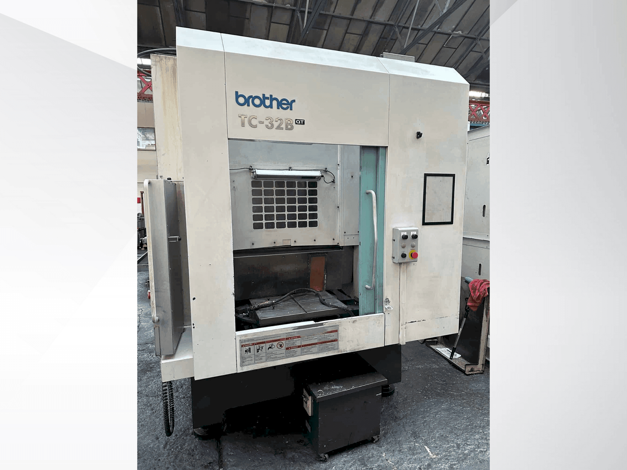 Vooraanzicht  van Brother TC-32B QT  machine