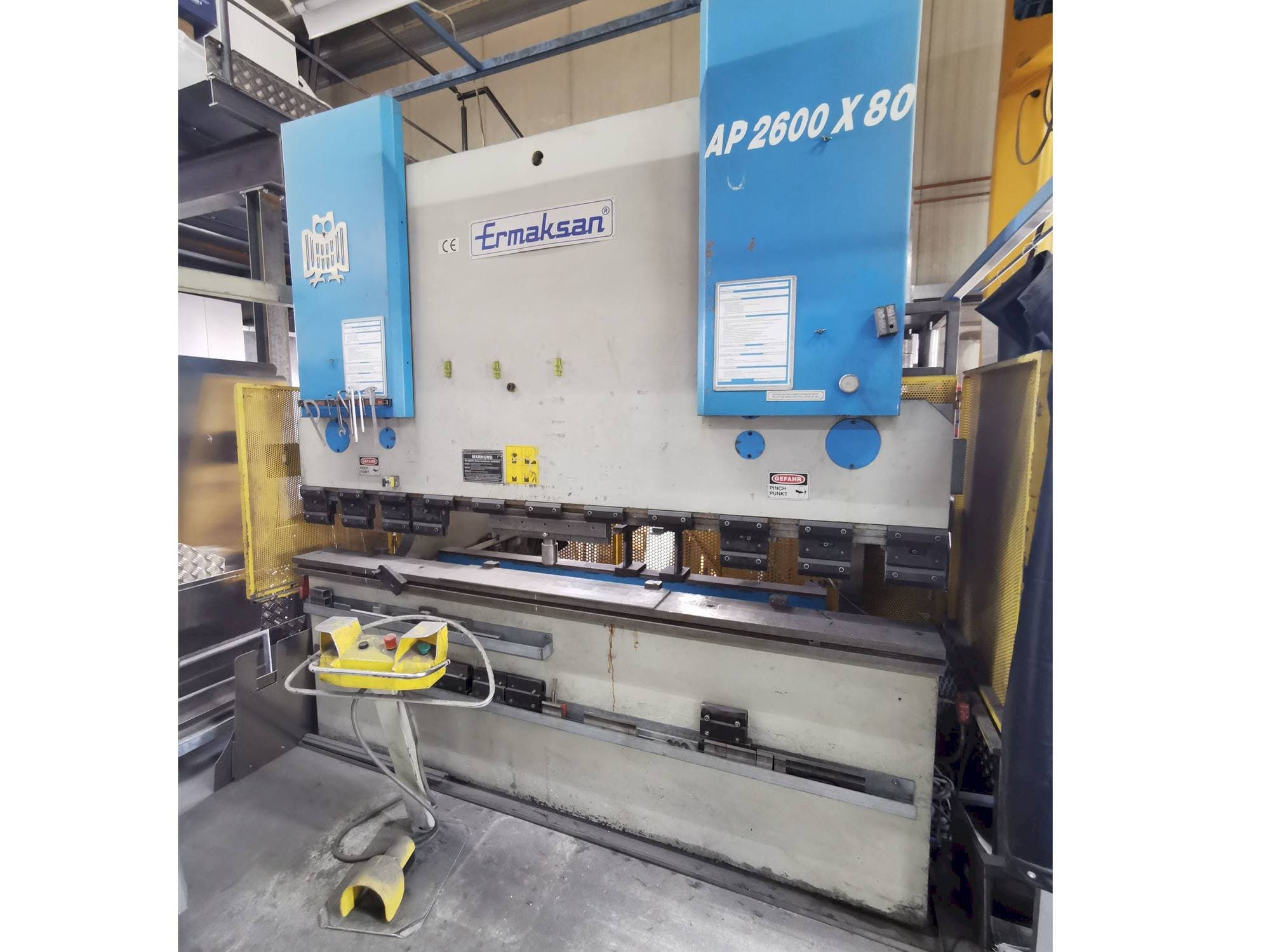 Vooraanzicht  van ERMAKSAN AP 2600 - 80  machine