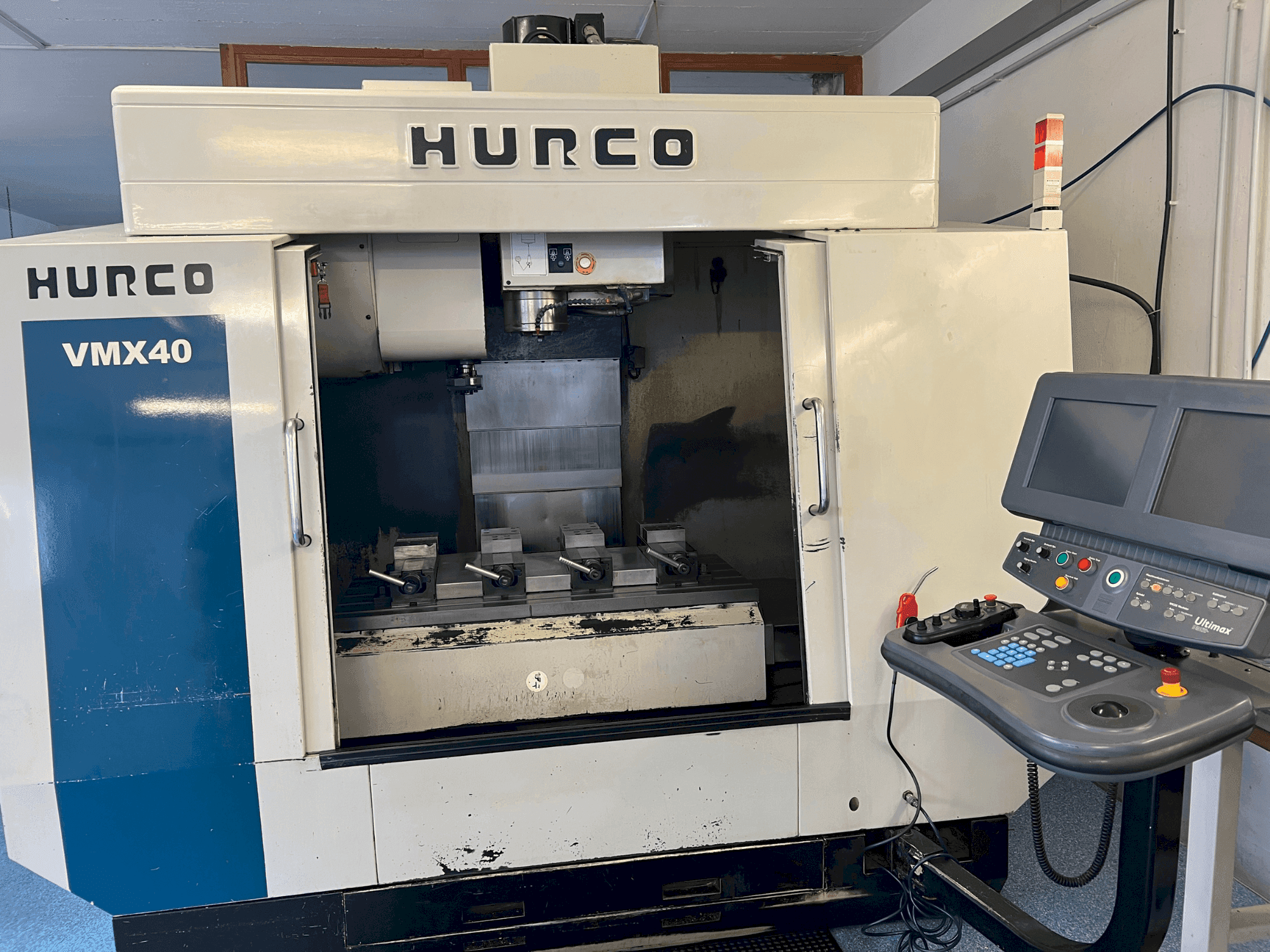 Vooraanzicht  van Hurco VMX40  machine