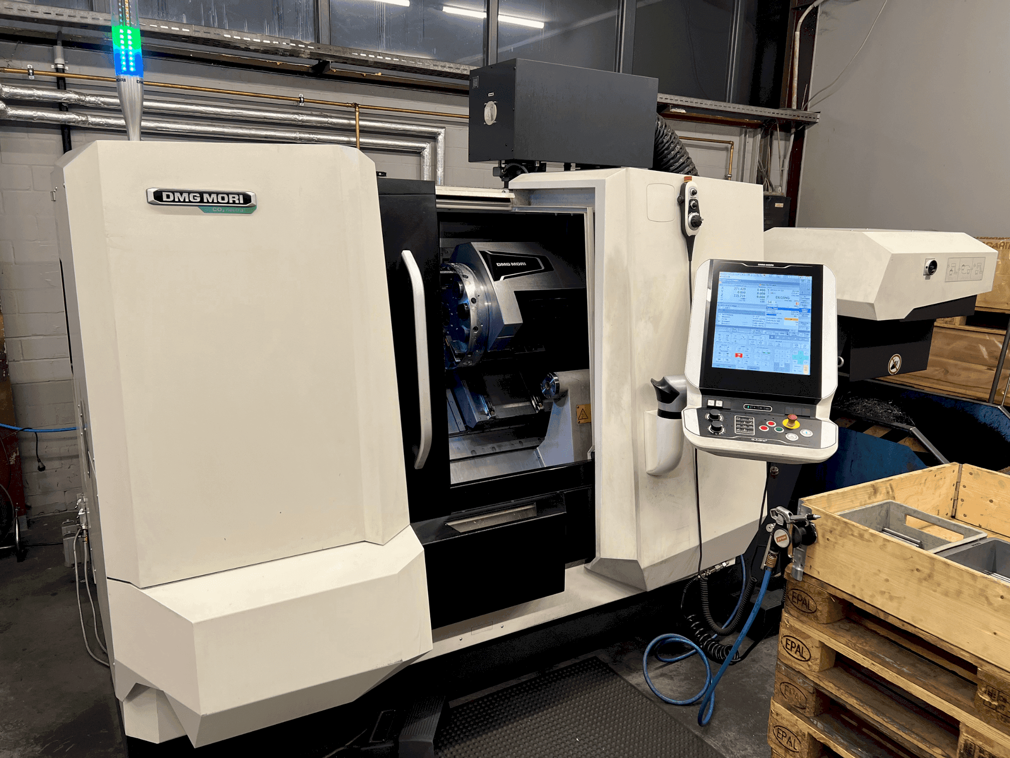 Vooraanzicht  van DMG MORI CLX 350 V4  machine