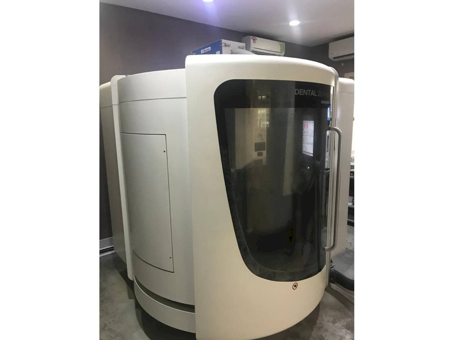 Vooraanzicht  van DMG Mori Seiki HSC 20 Linear Dental Sauer  machine