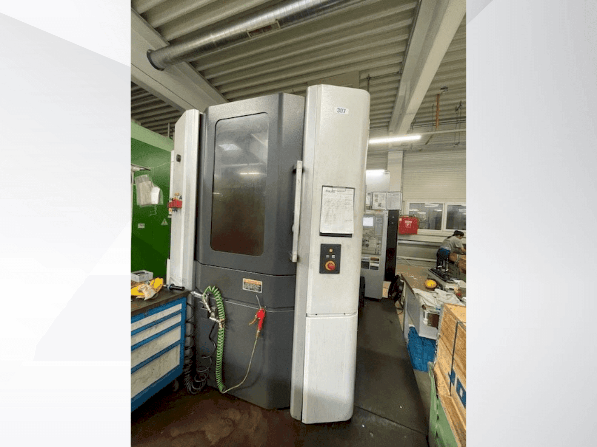 Vooraanzicht  van MORI SEIKI NHX 5000  machine