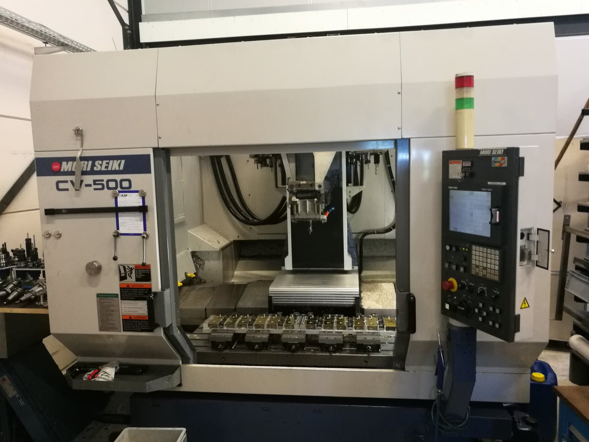 Vooraanzicht  van MORI SEIKI CV-500B machine