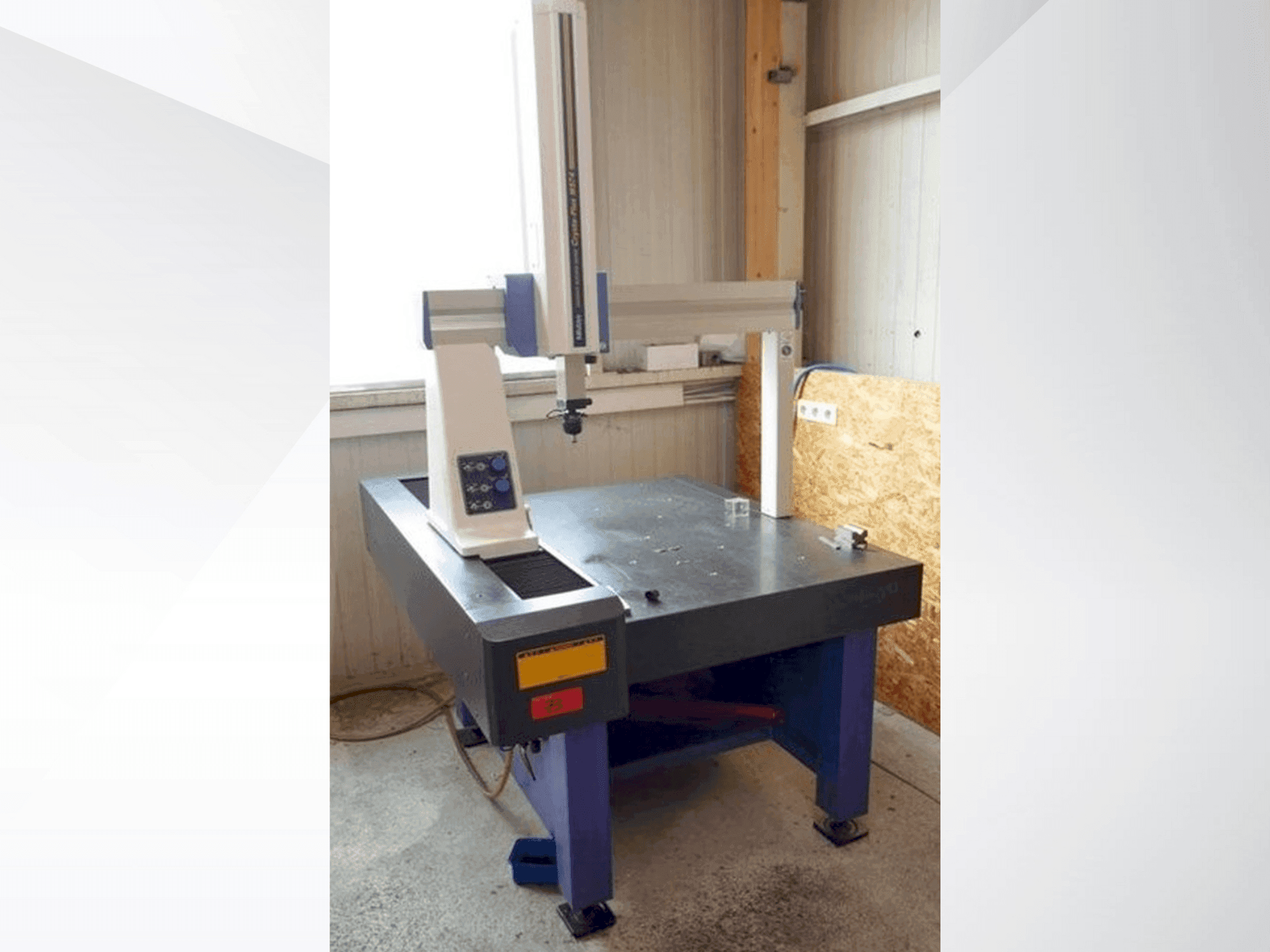 Vooraanzicht  van Mitutoyo Crysta-Plus M574  machine