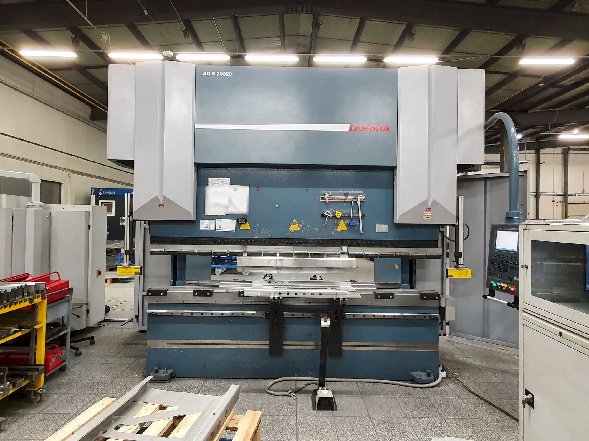 Vooraanzicht  van Durma AD-S 30320  machine