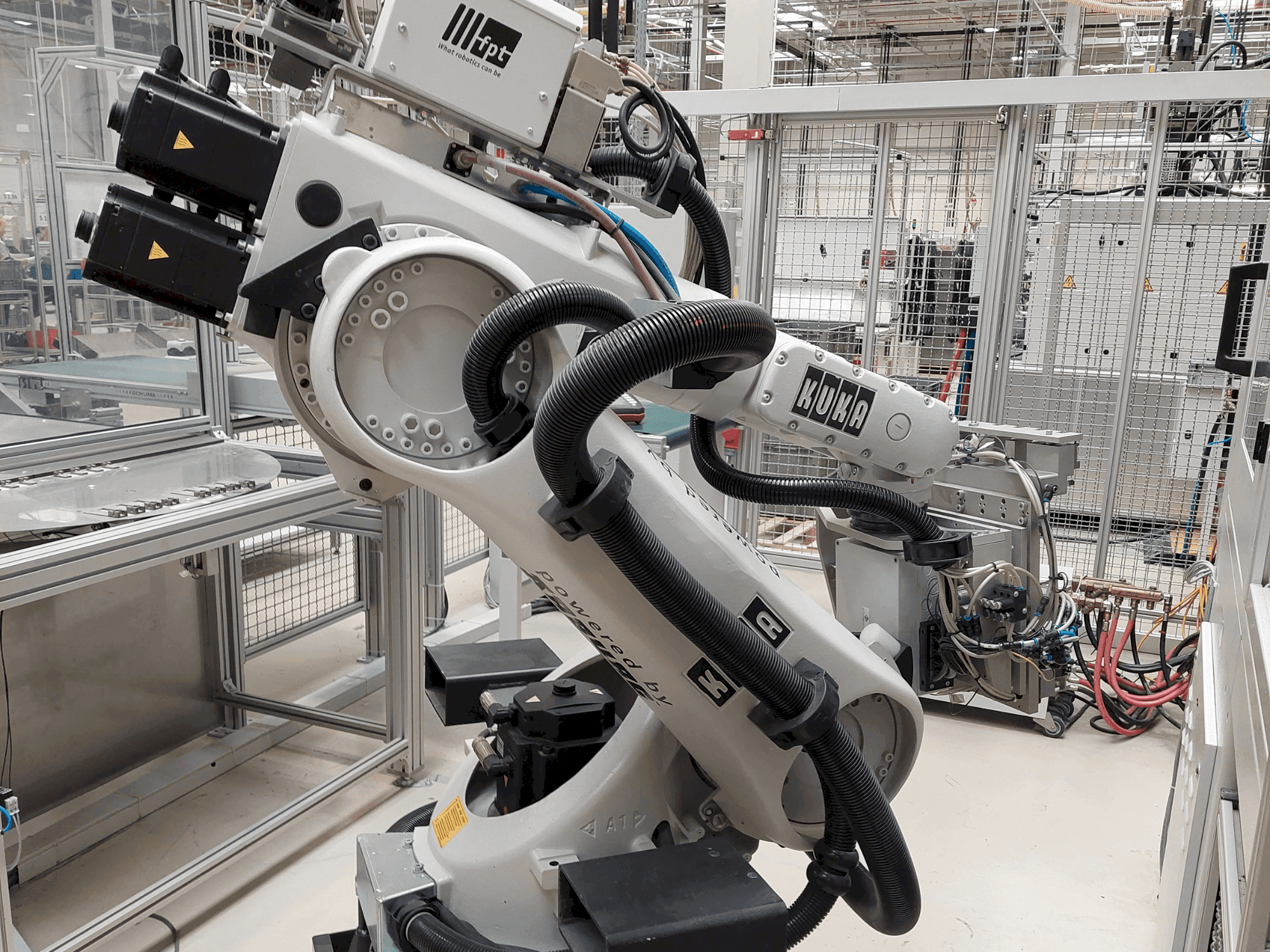 Vooraanzicht  van KUKA KR 30-3  machine