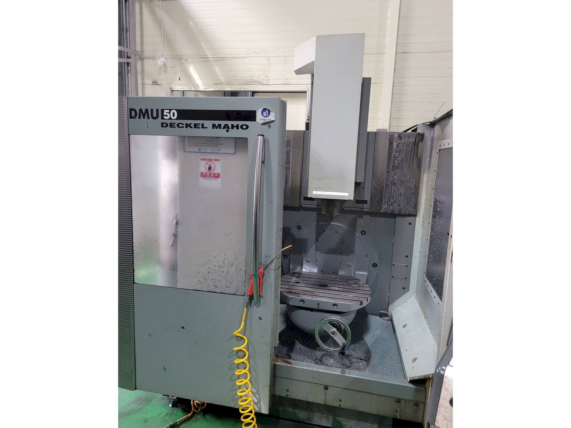 Vooraanzicht  van DECKEL MAHO DMU 50  machine