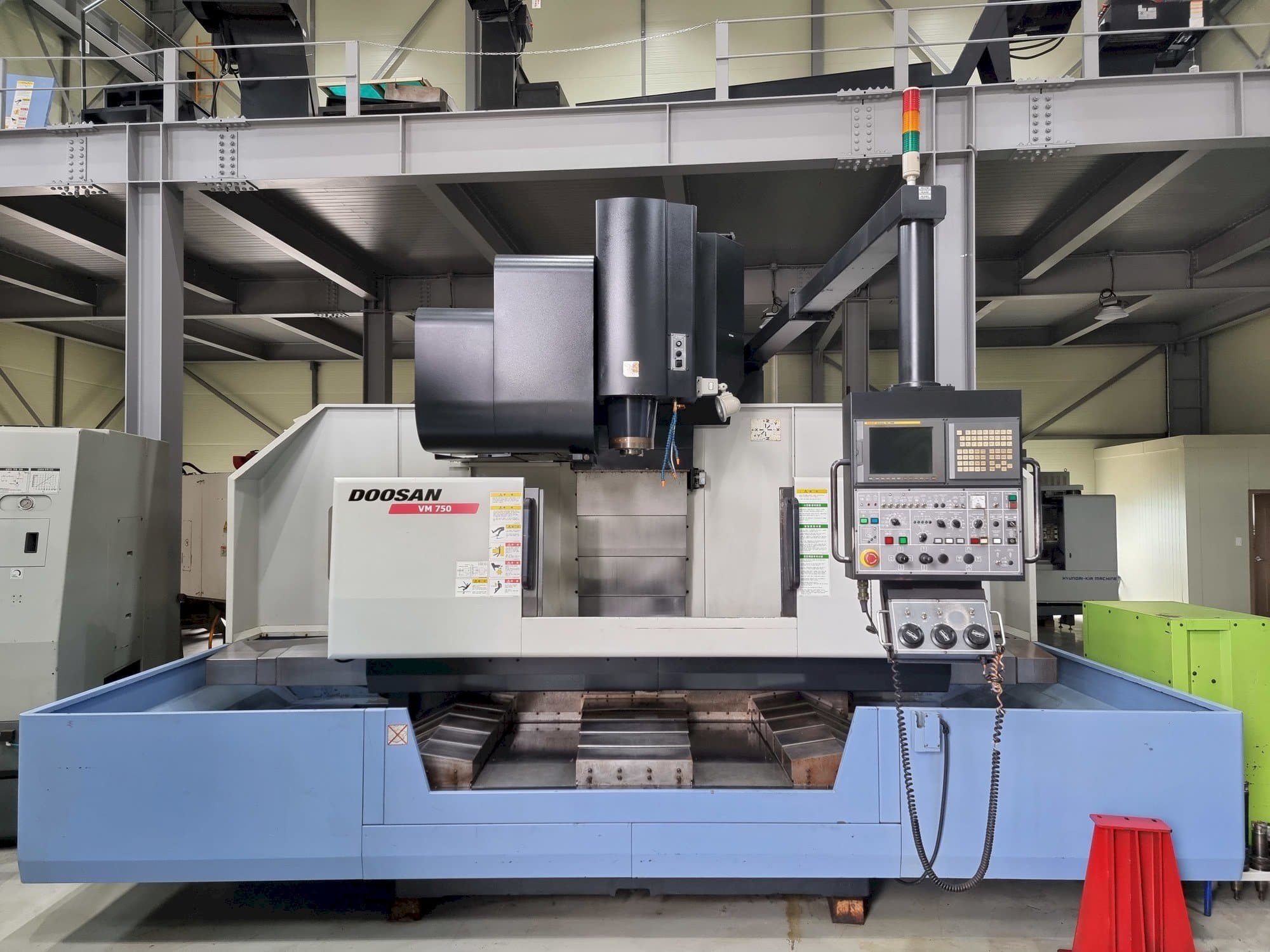 Vooraanzicht  van Doosan VM750  machine