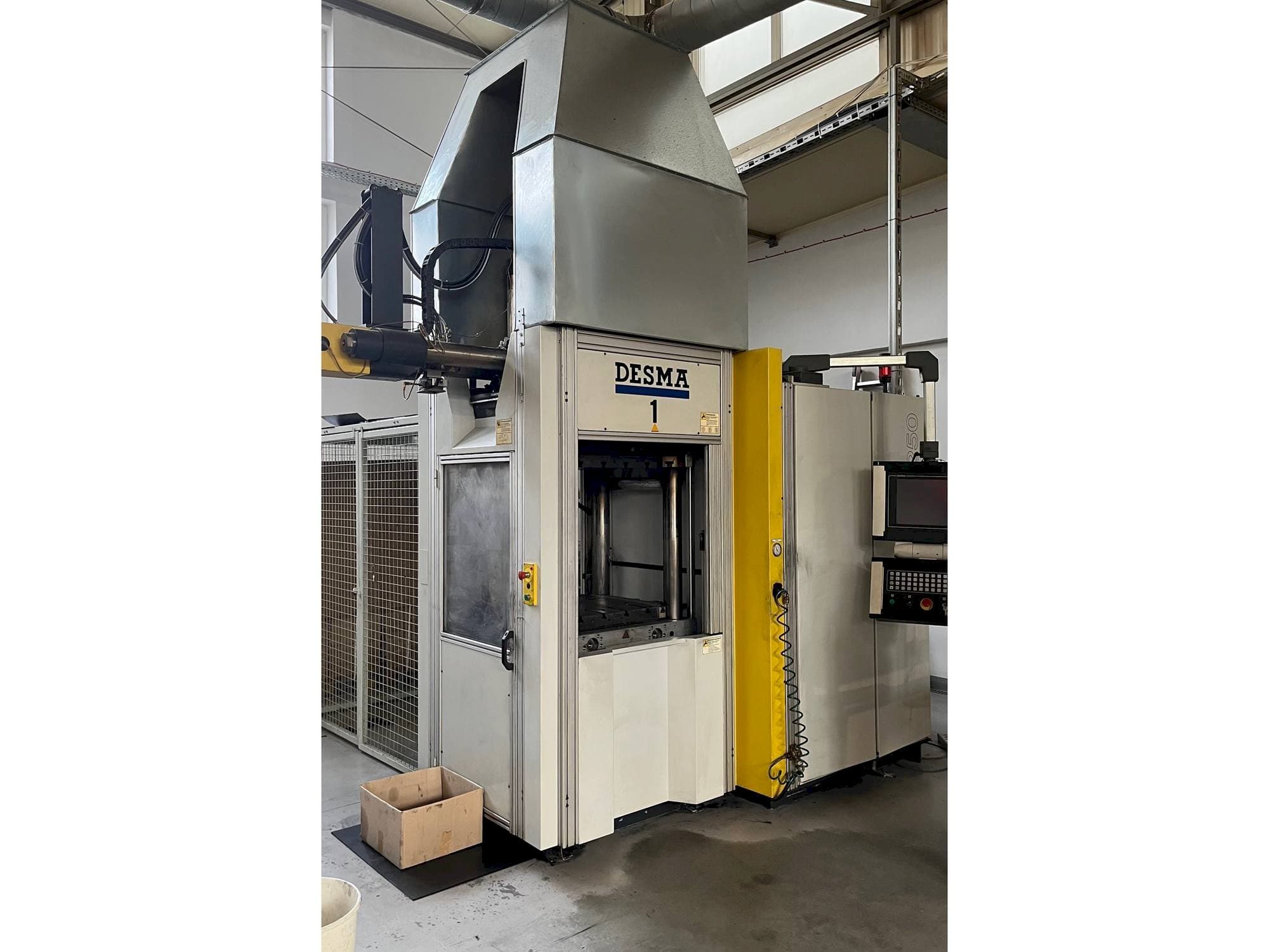 Vooraanzicht  van Kloeckner Desma 968.250 ZO  machine