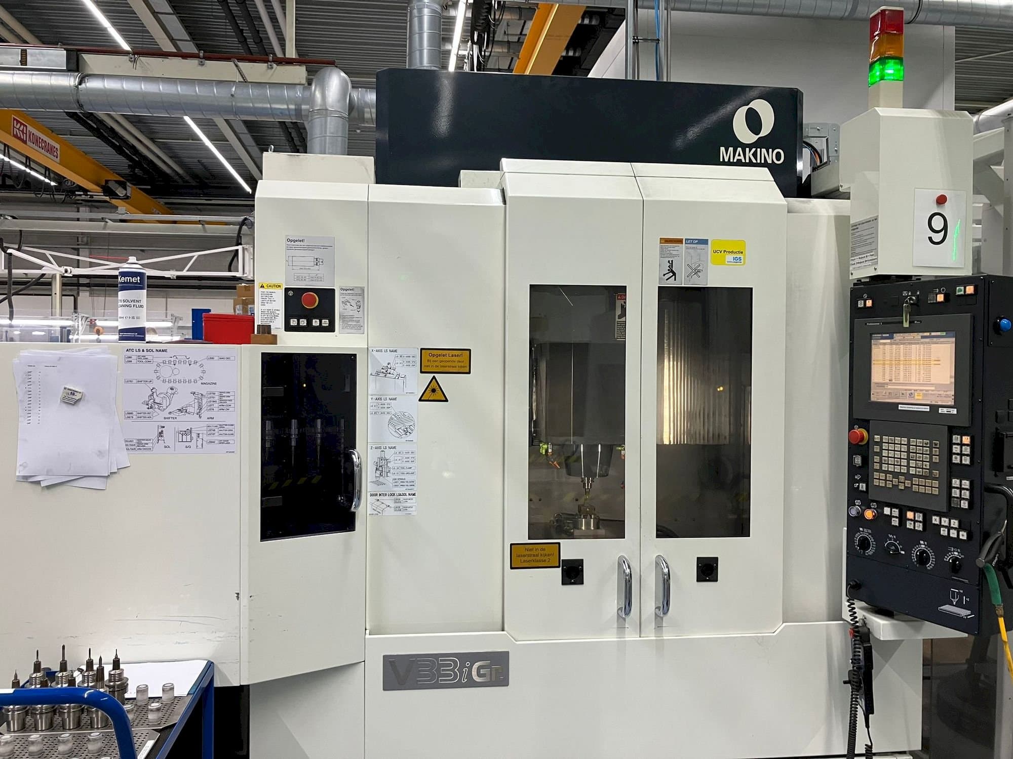 Vooraanzicht  van Makino V33i Graphite  machine