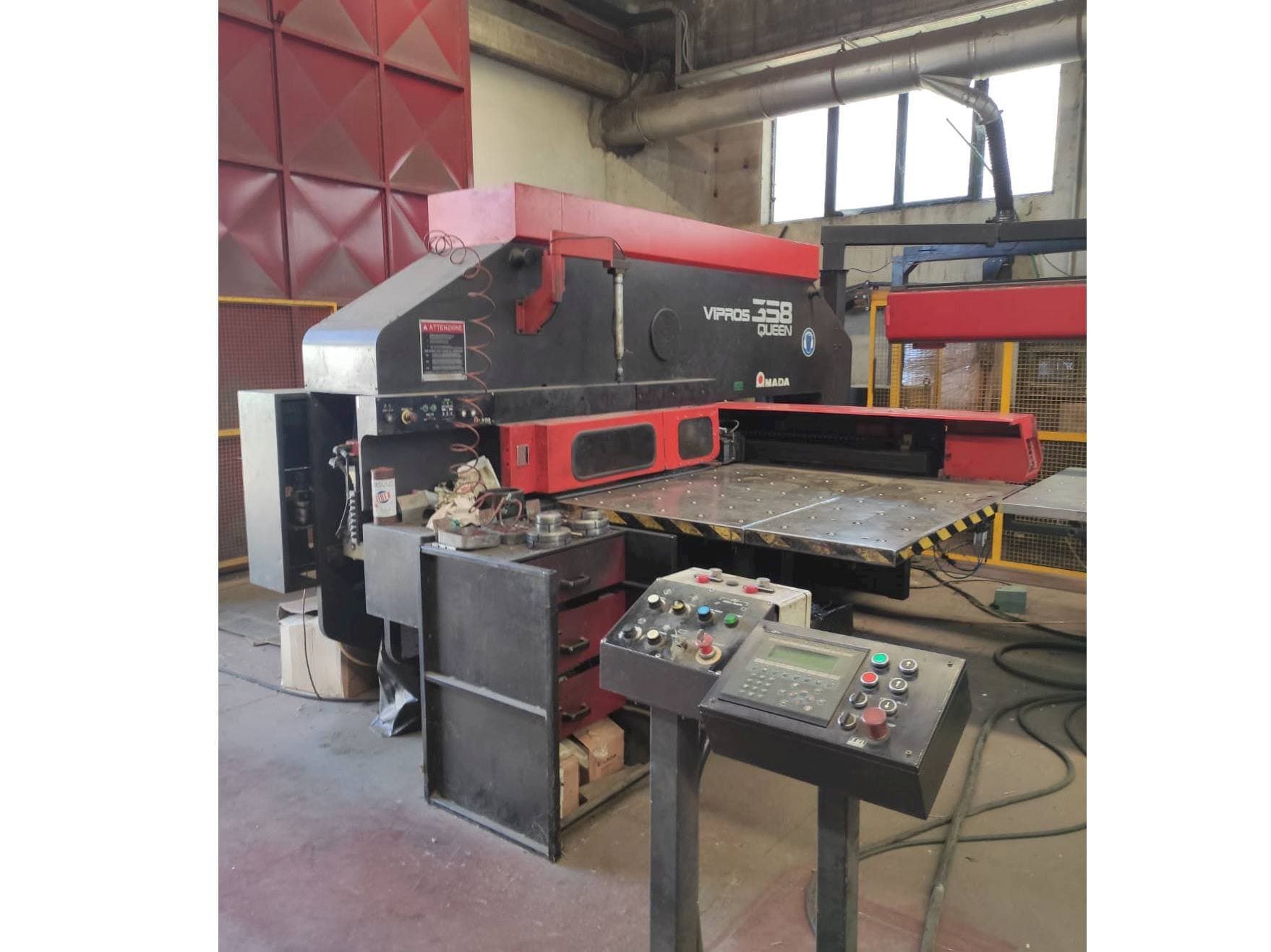 Vooraanzicht  van AMADA VIPROS 358  machine