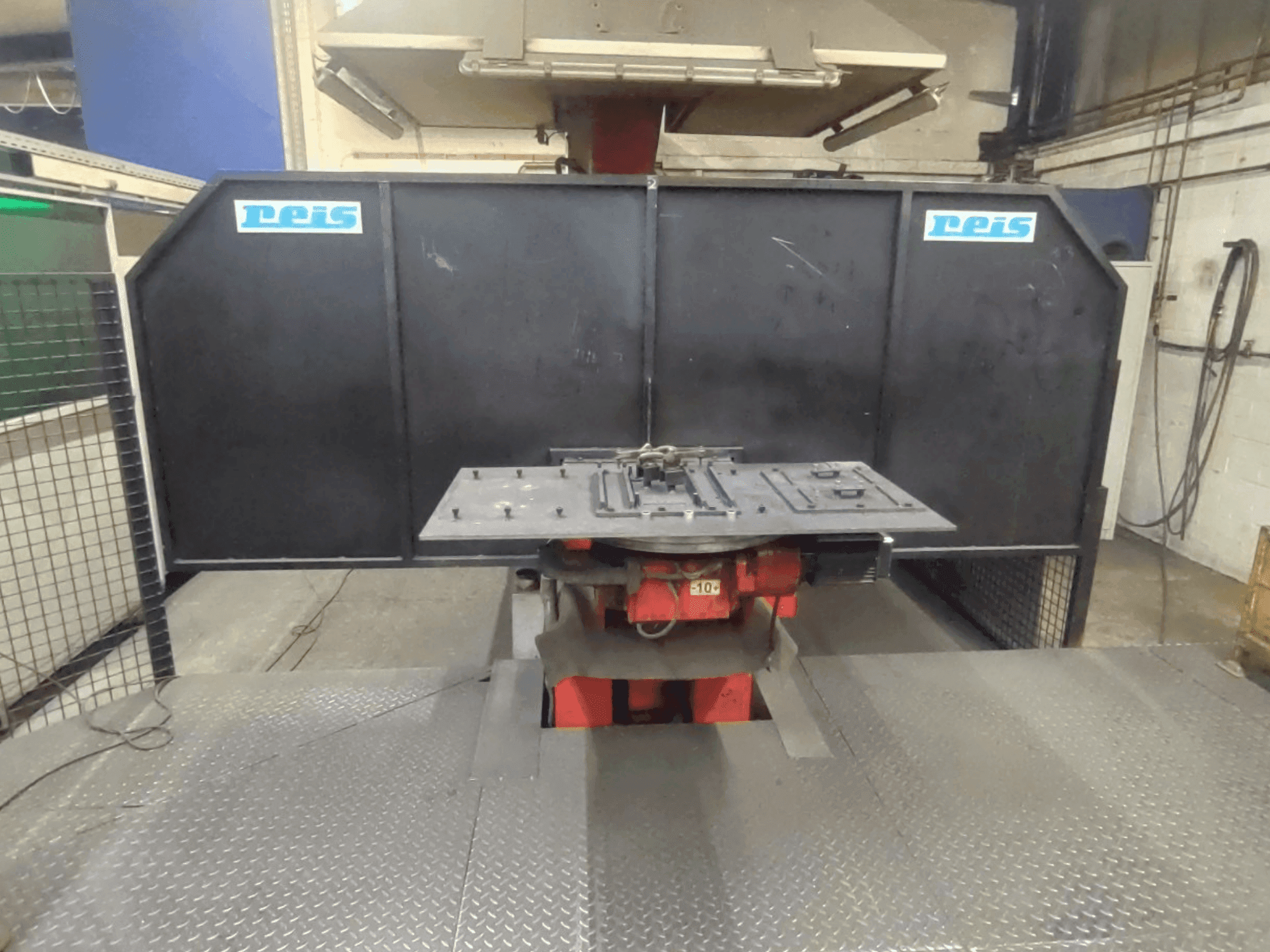 Vooraanzicht  van Reis Robotics Robot System - RDT 40 / SRV 6 / RDT 40  machine