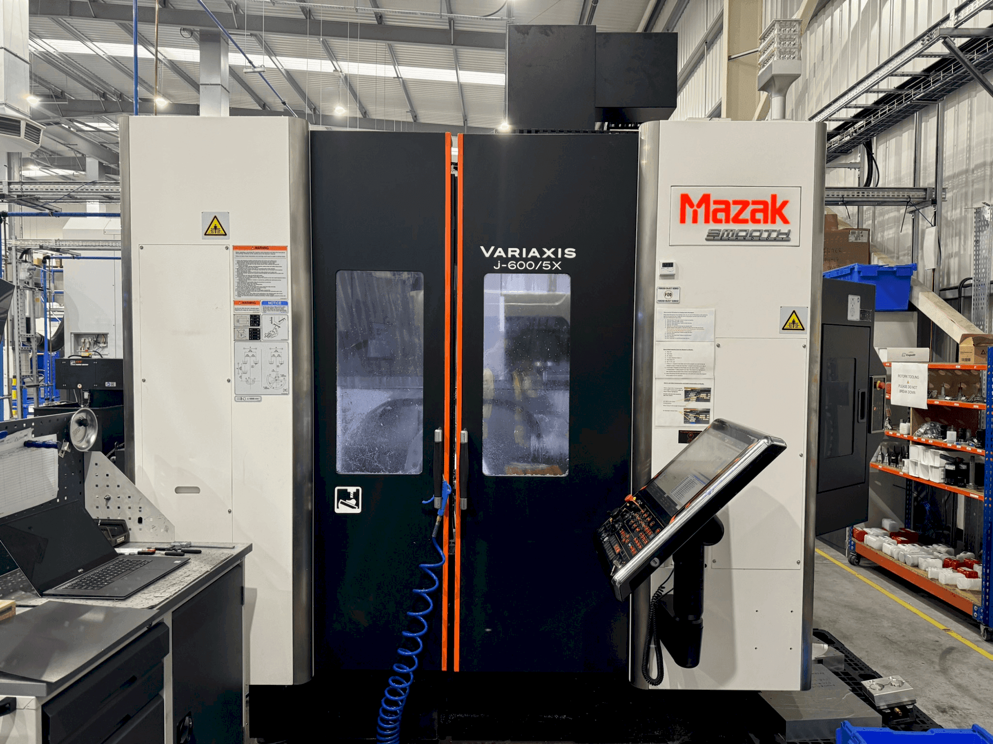 Vooraanzicht  van Mazak Variaxis J-600  machine
