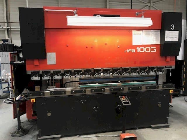 Vooraanzicht  van AMADA HFBO 100-3  machine