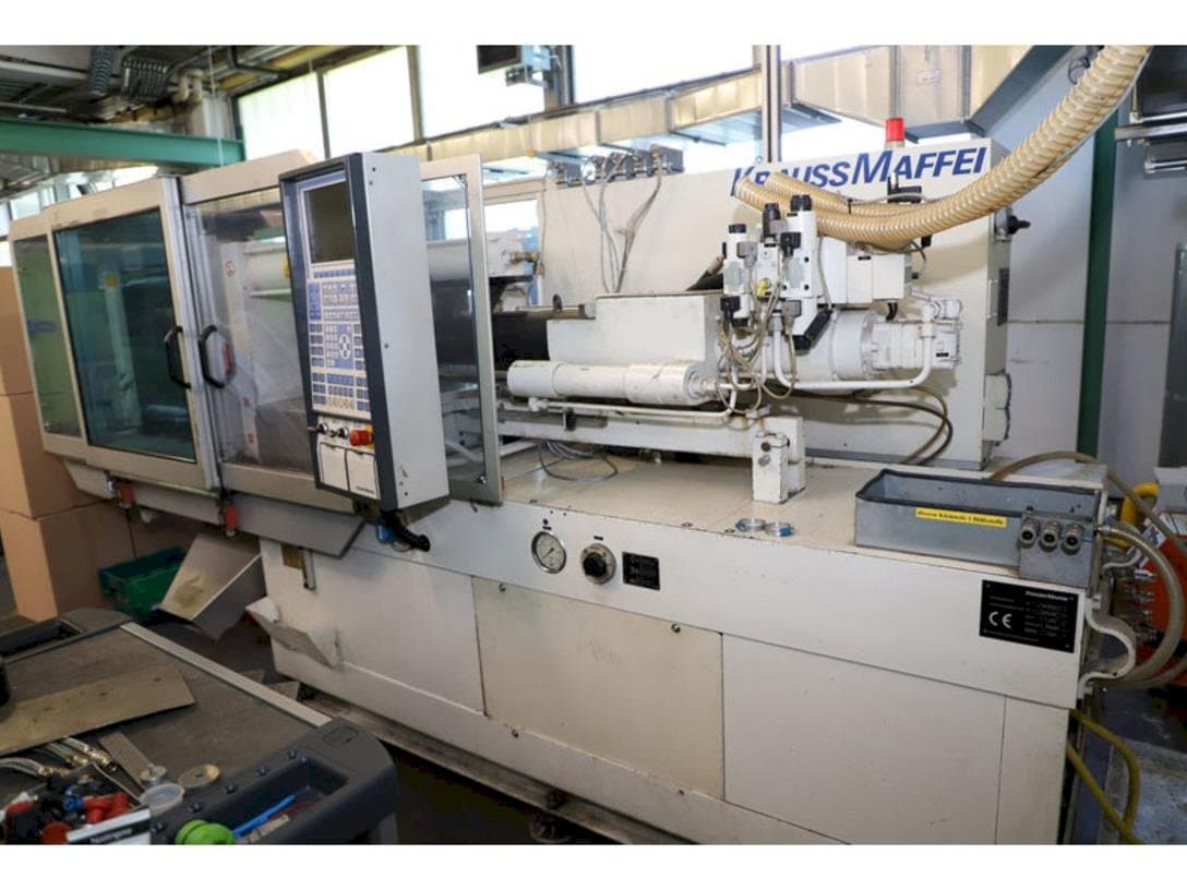 Rechts zijaanzicht  van Krauss Maffei 65-220 C1  machine