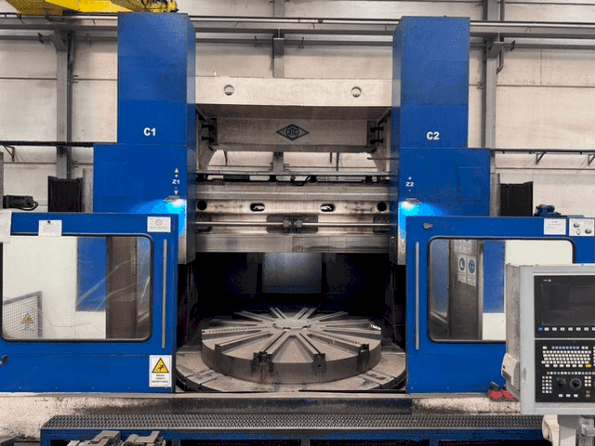 Vooraanzicht  van KOLOMNA 1532T  machine