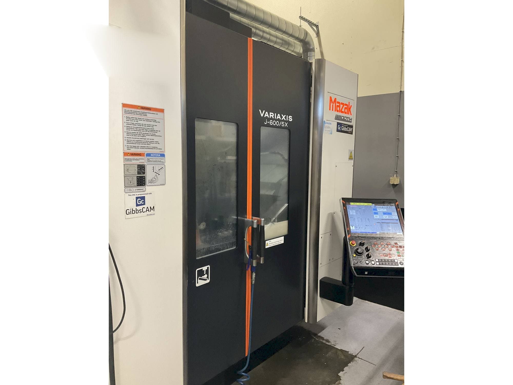 Vooraanzicht  van Mazak Variaxis J-600  machine