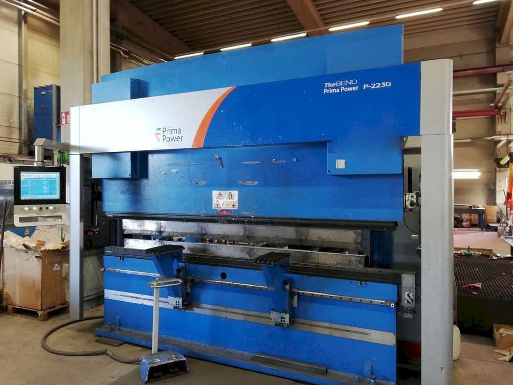 Recht aanzicht  van Prima Power P-2230 machine