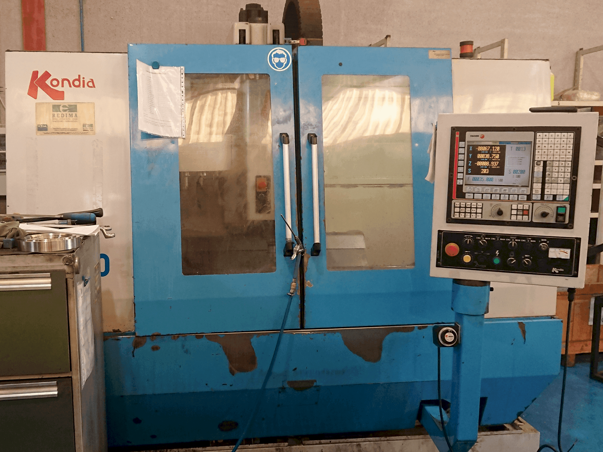 Vooraanzicht  van KONDIA B-1050  machine