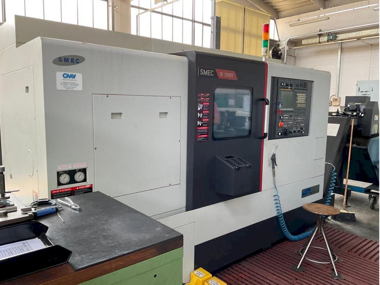 Vooraanzicht  van SMEC SL-2500Y  machine