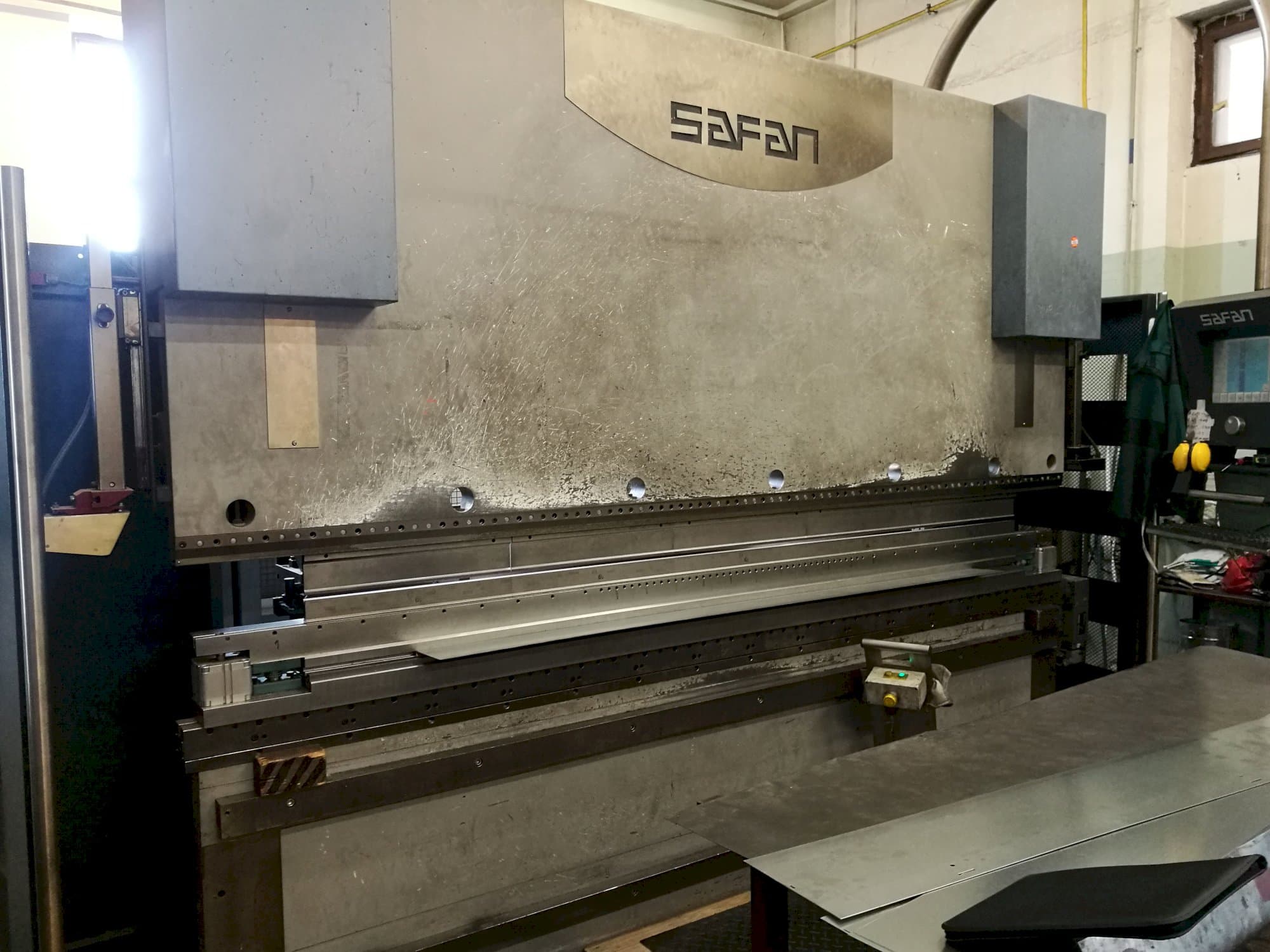 Links zicht  van Safan CNCL-K 120-3100 TS1 machine