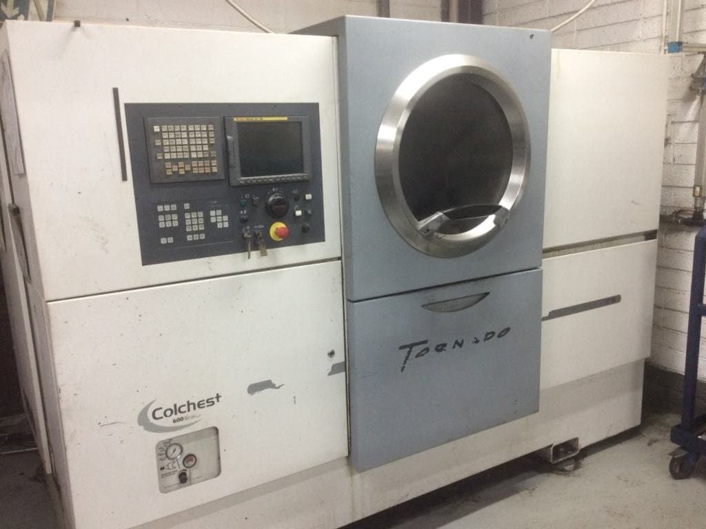 Vooraanzicht  van Colchester Tornado T8  machine