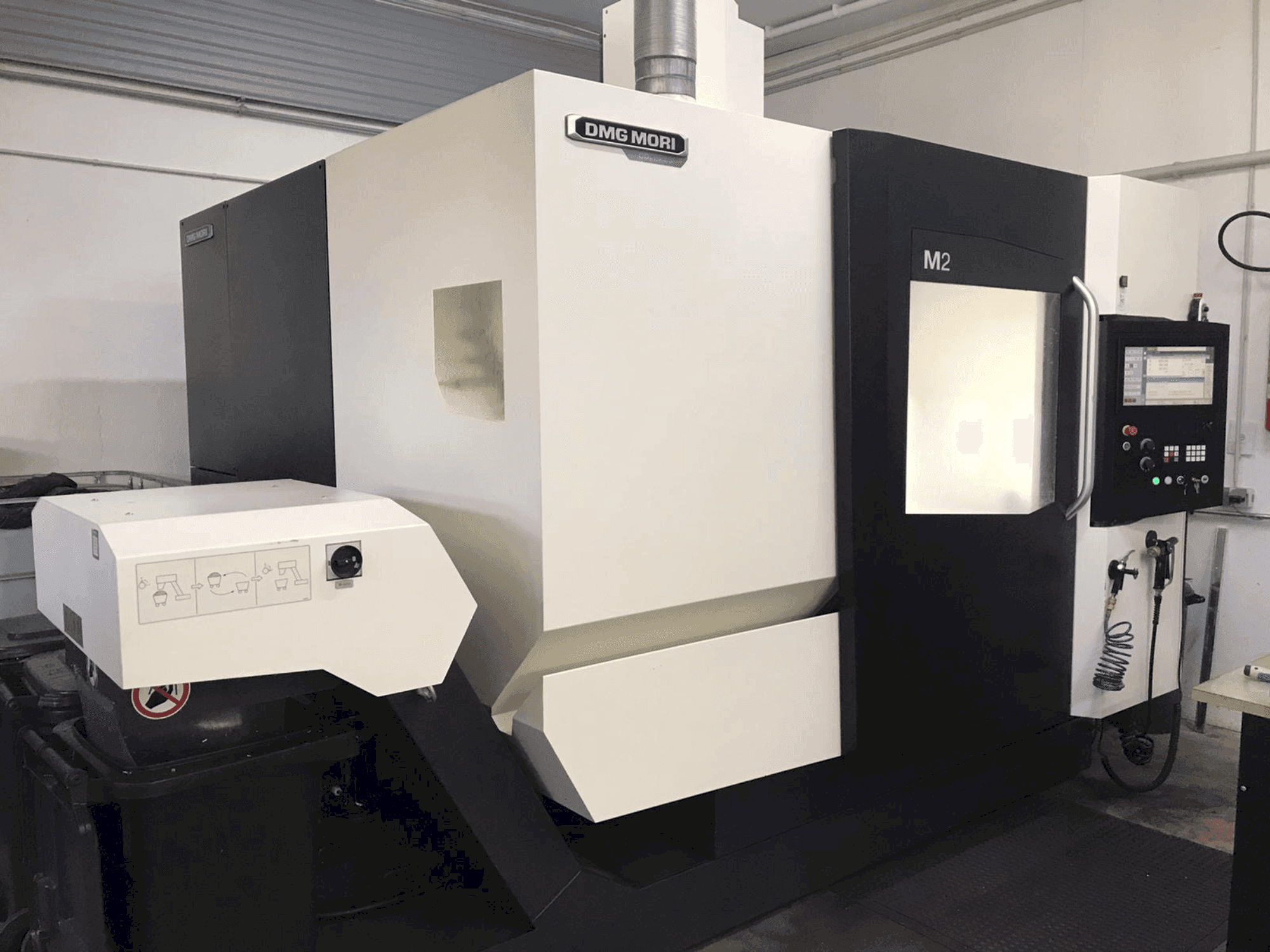 Vooraanzicht  van DMG MORI M2  machine