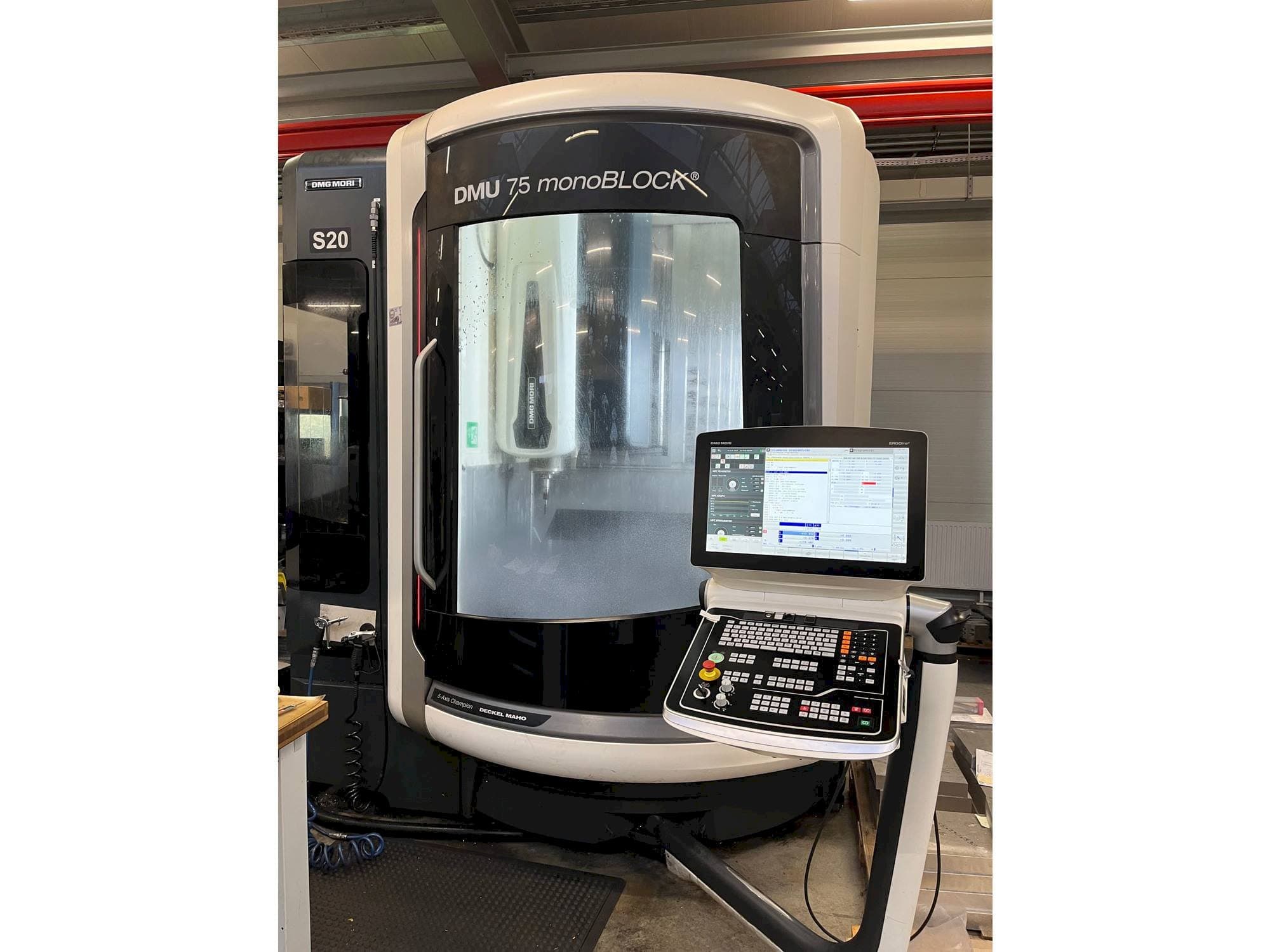 Vooraanzicht  van DMG MORI DMU 75 monoBLOCK  machine