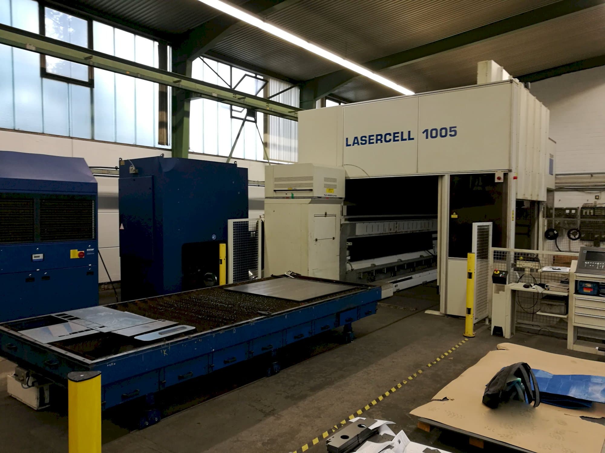 Links zicht  van Trumpf Lasercell TLC 1005 machine