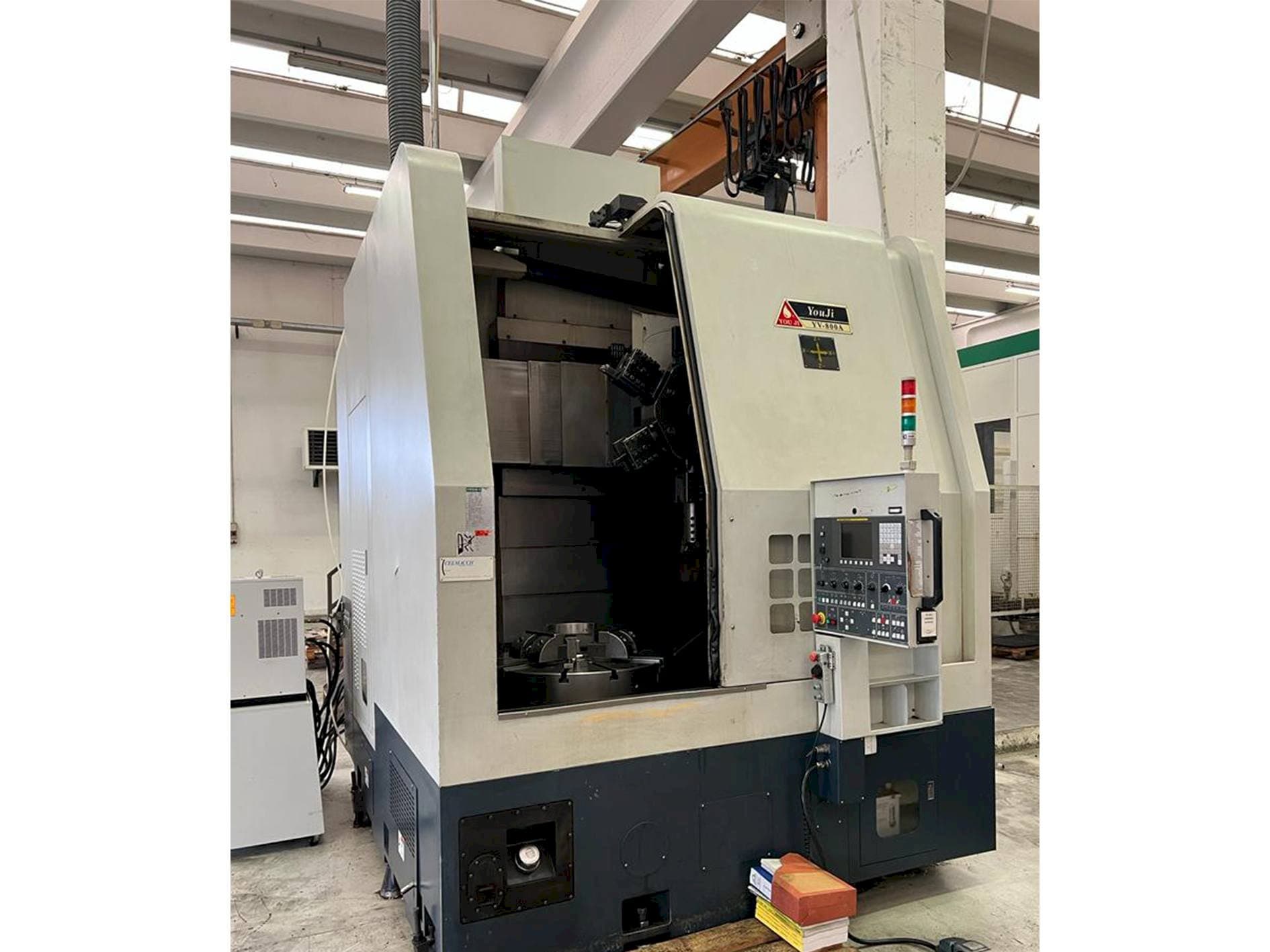 Vooraanzicht  van YOU JI YV-800A  machine