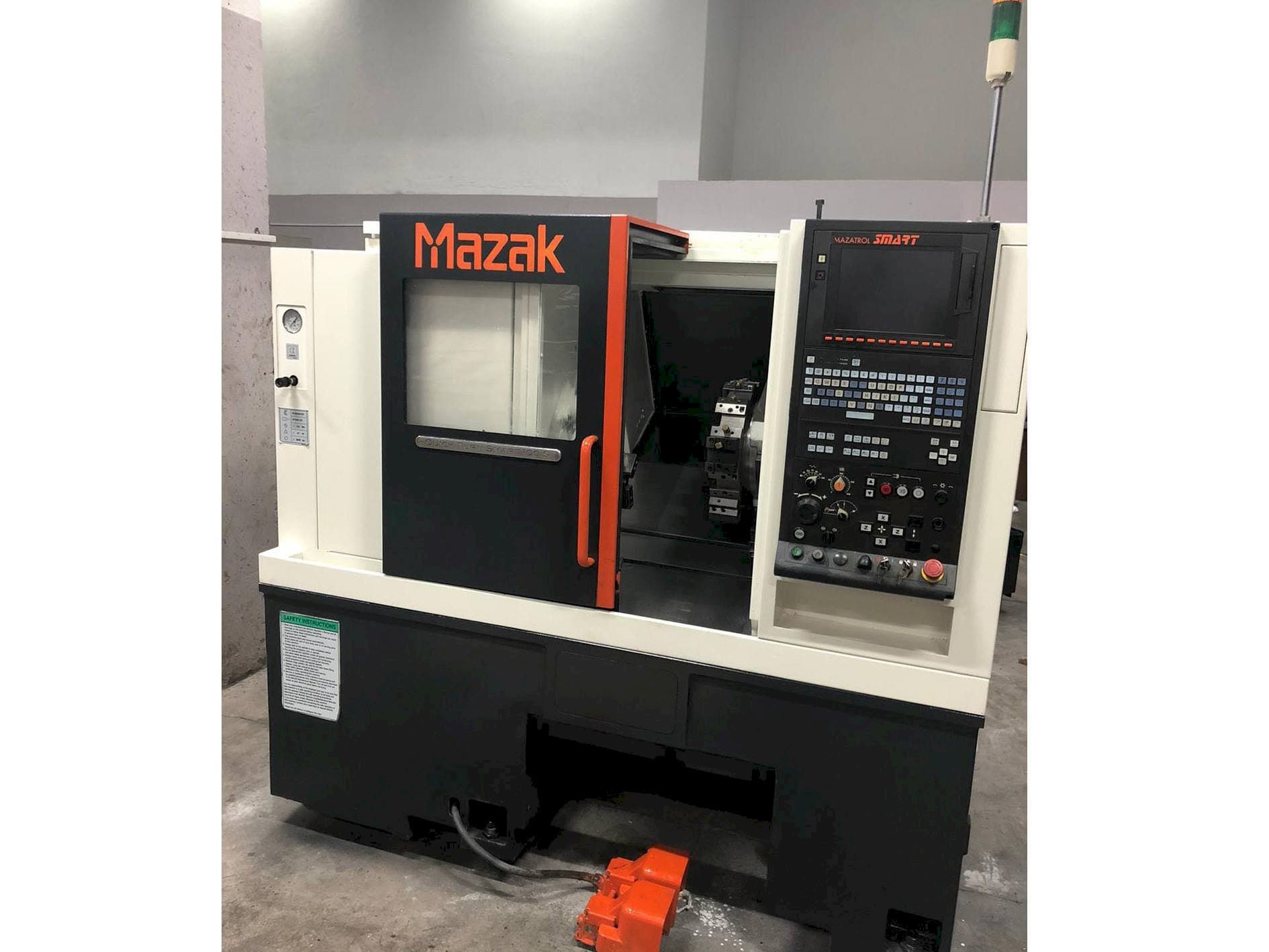 Vooraanzicht  van Mazak Quick Turn Smart 100 S  machine