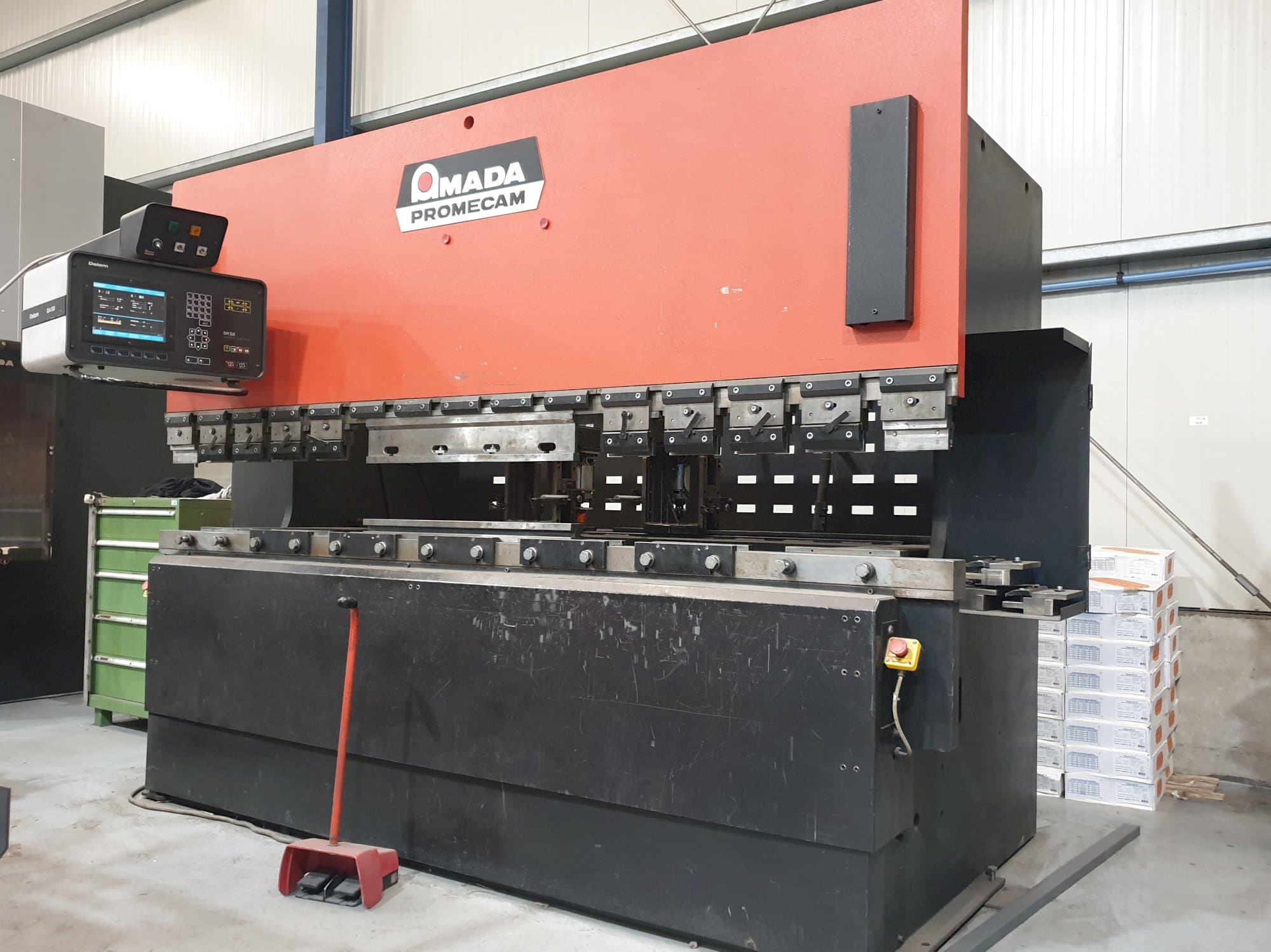 Links zicht  van AMADA APX 3000 X 100 T machine