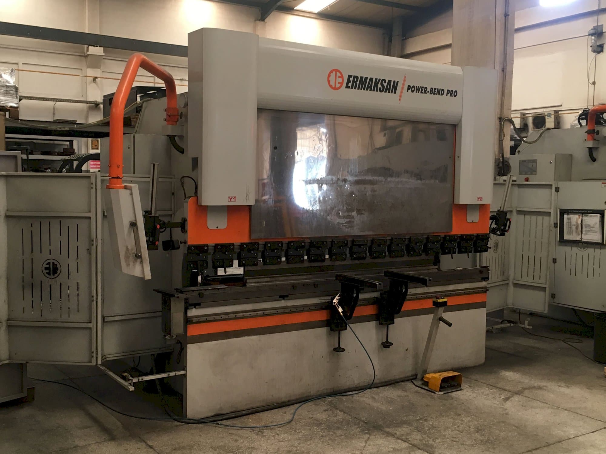 Links zicht  van ERMAKSAN POWER-BEND PRO 3100x135 machine