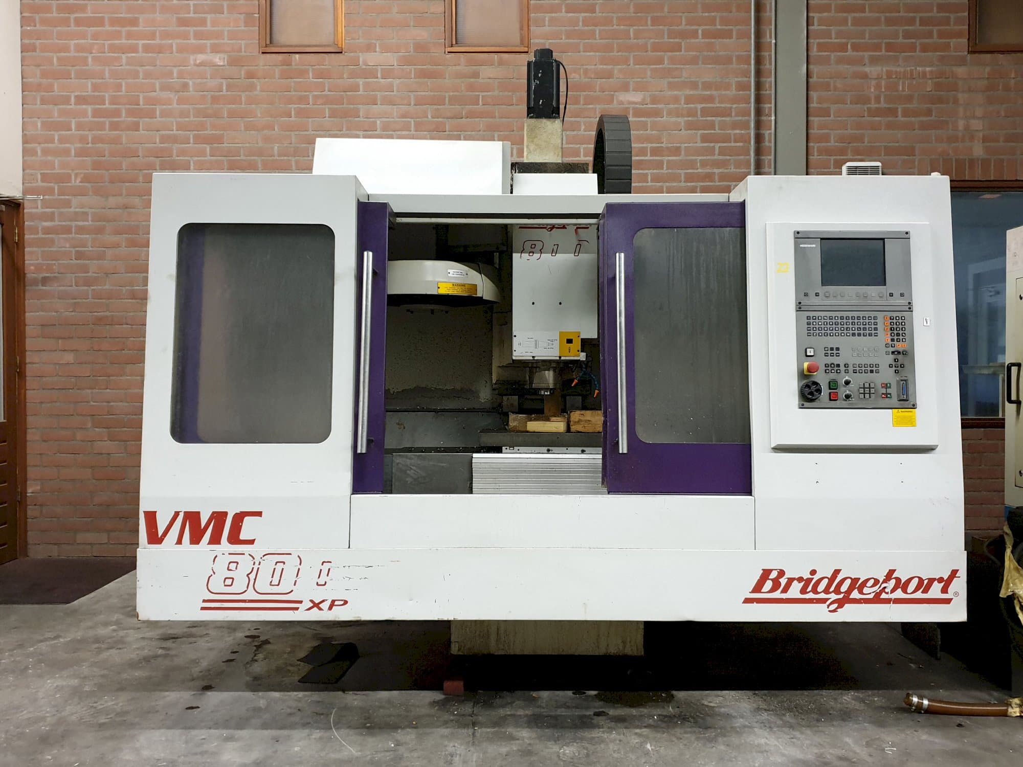 Vooraanzicht  van Bridgeport VMC 800 22 machine