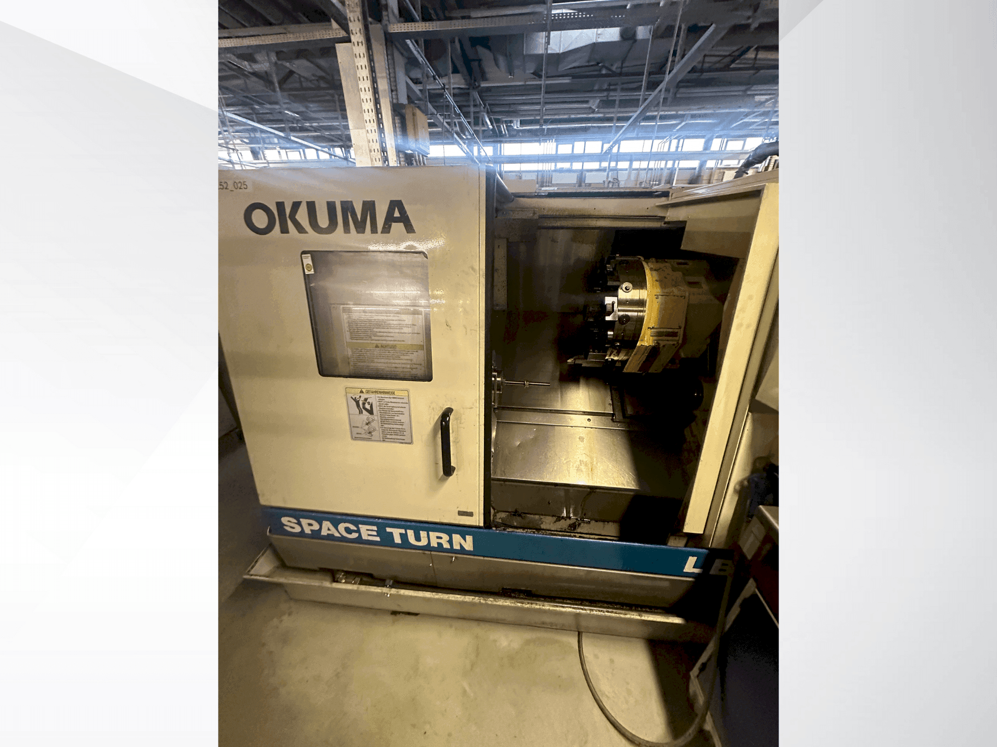 Vooraanzicht  van Okuma LB 300  machine