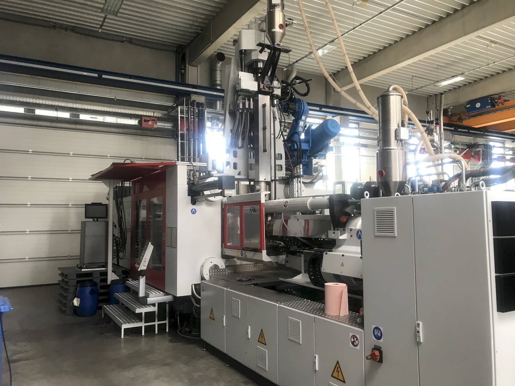Vooraanzicht  van FERROMATIK MILACRON MM 800 MSW  machine