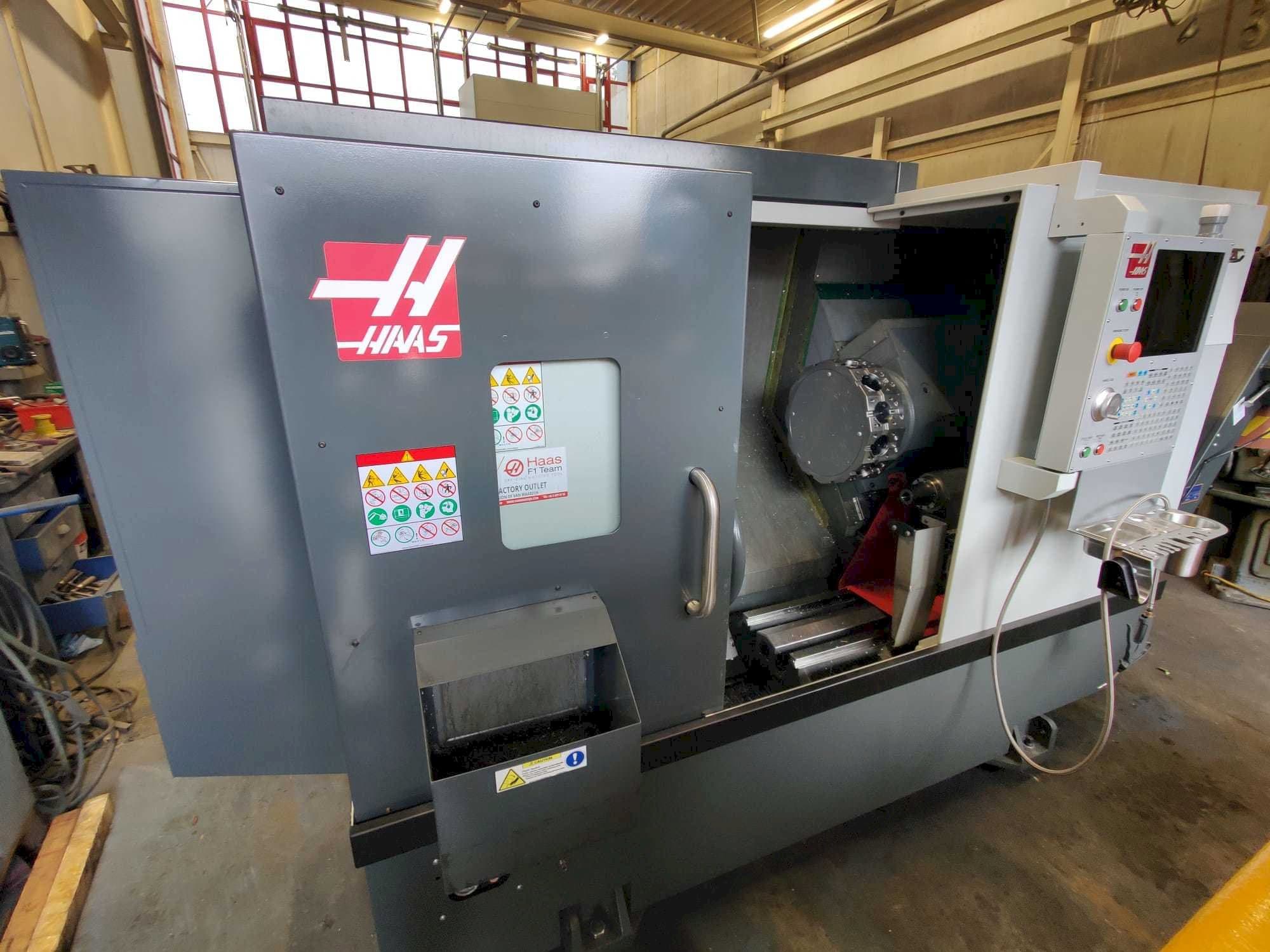 Links zicht  van HAAS ST-20Y  machine