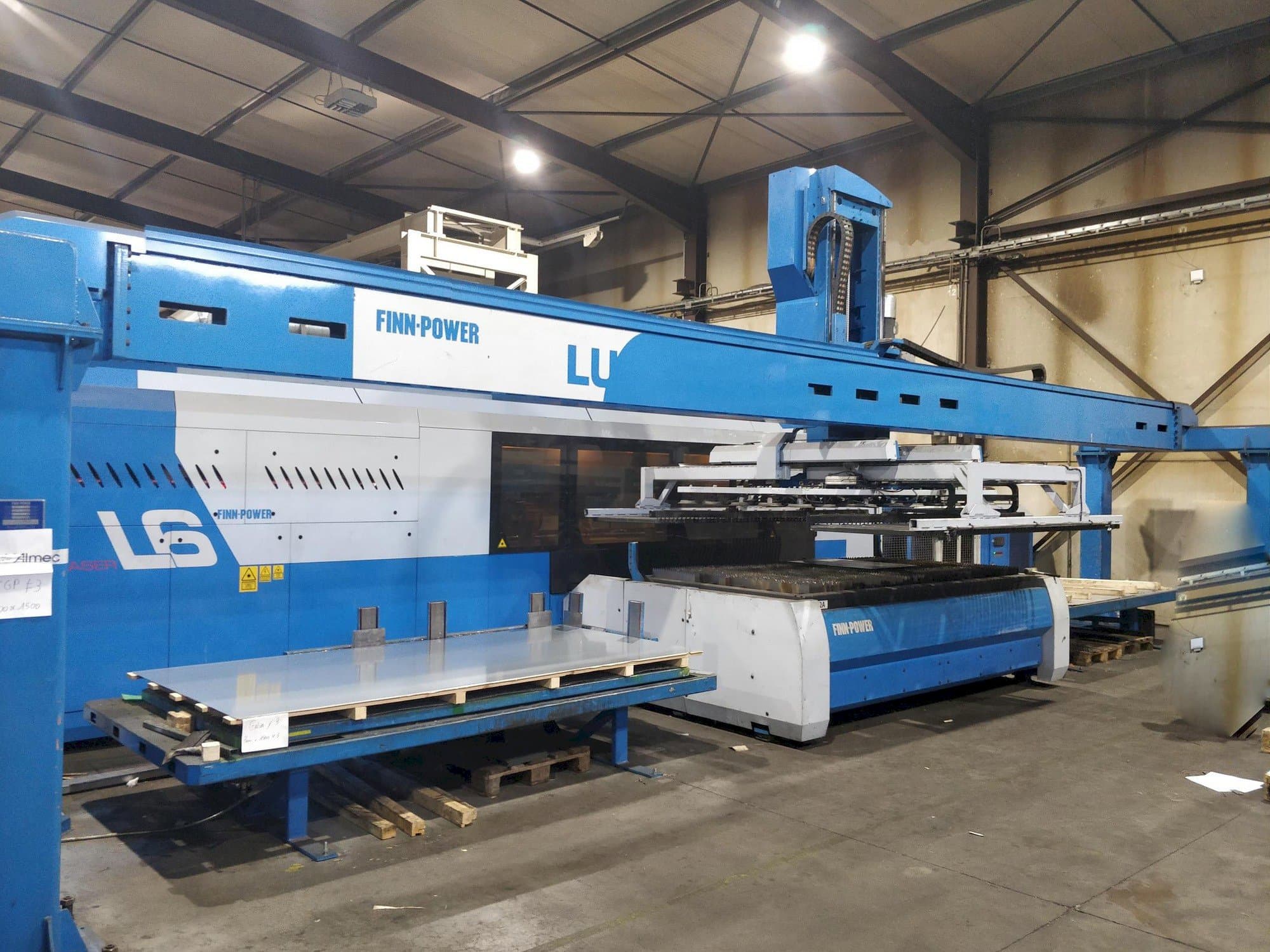 Vooraanzicht  van Finn-Power L6  machine