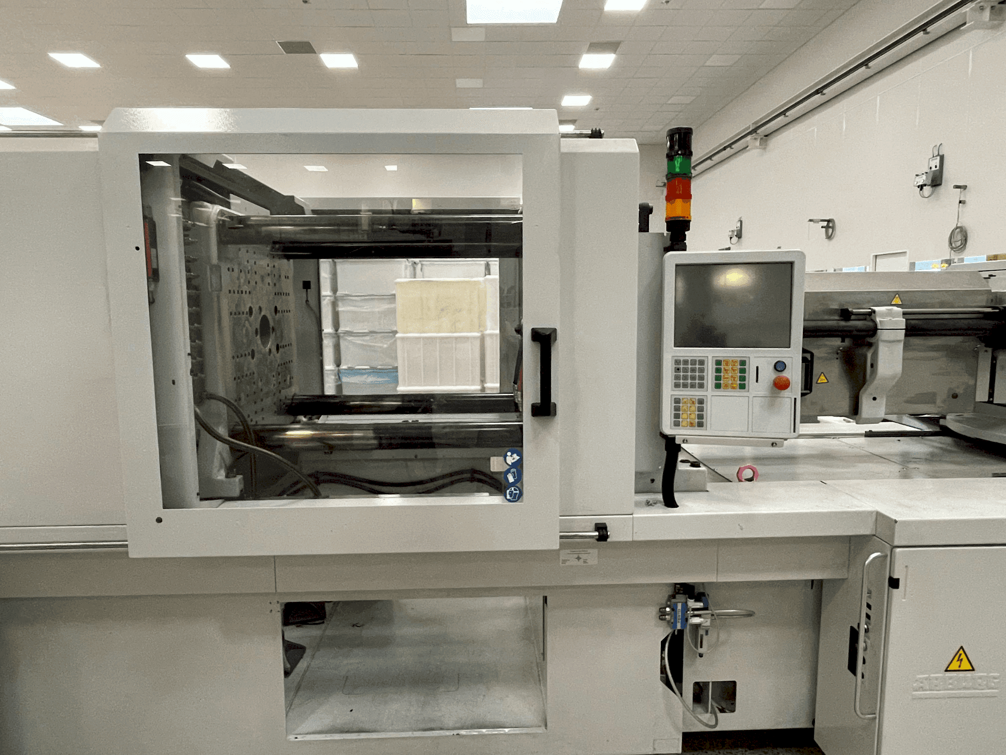 Vooraanzicht  van Arburg Allrounder 570 H 2000-1300  machine