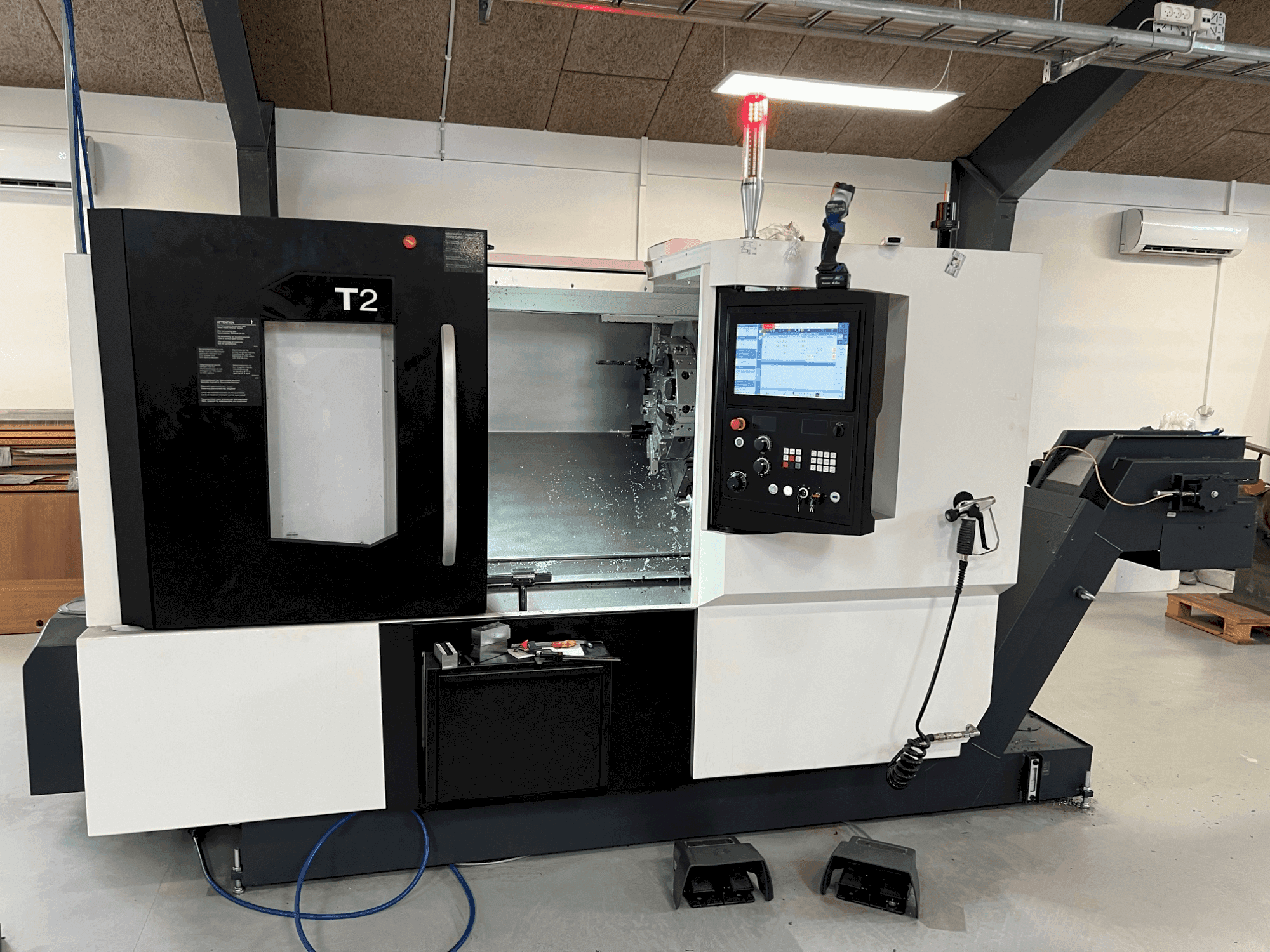 Vooraanzicht  van DMG MORI T2  machine
