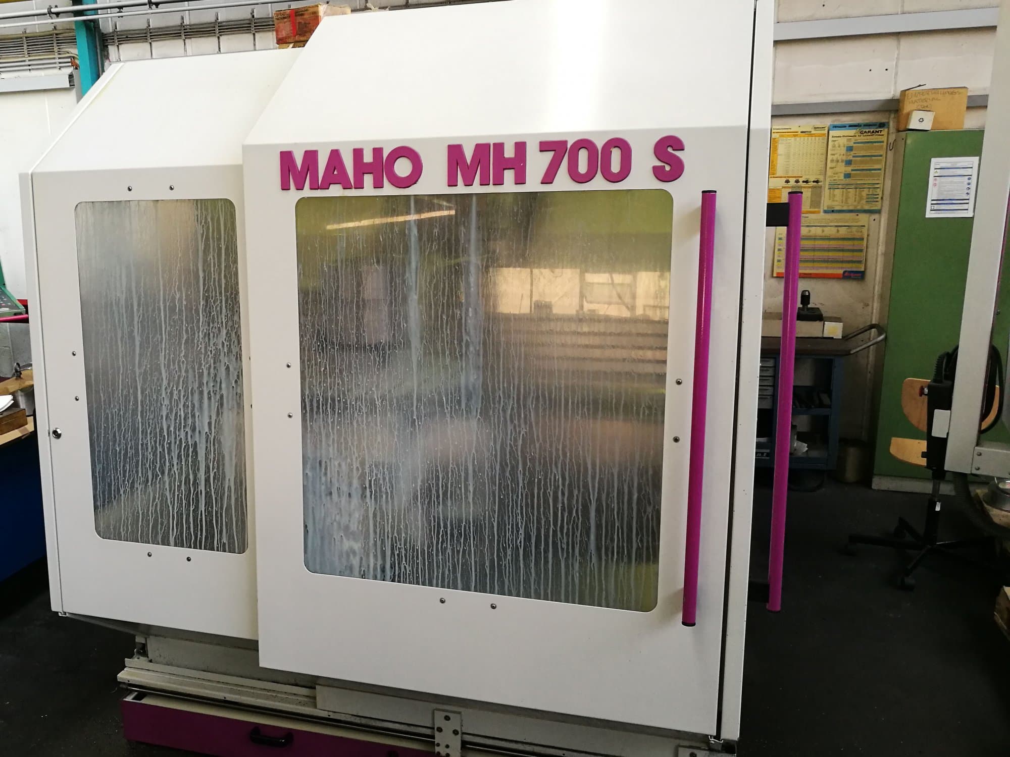 Vooraanzicht  van Maho MH 700 S machine