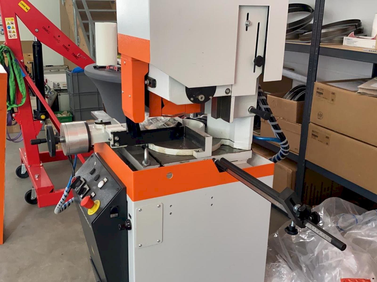 Linkerzijdeaanzicht  van KASTO Radial U7  machine