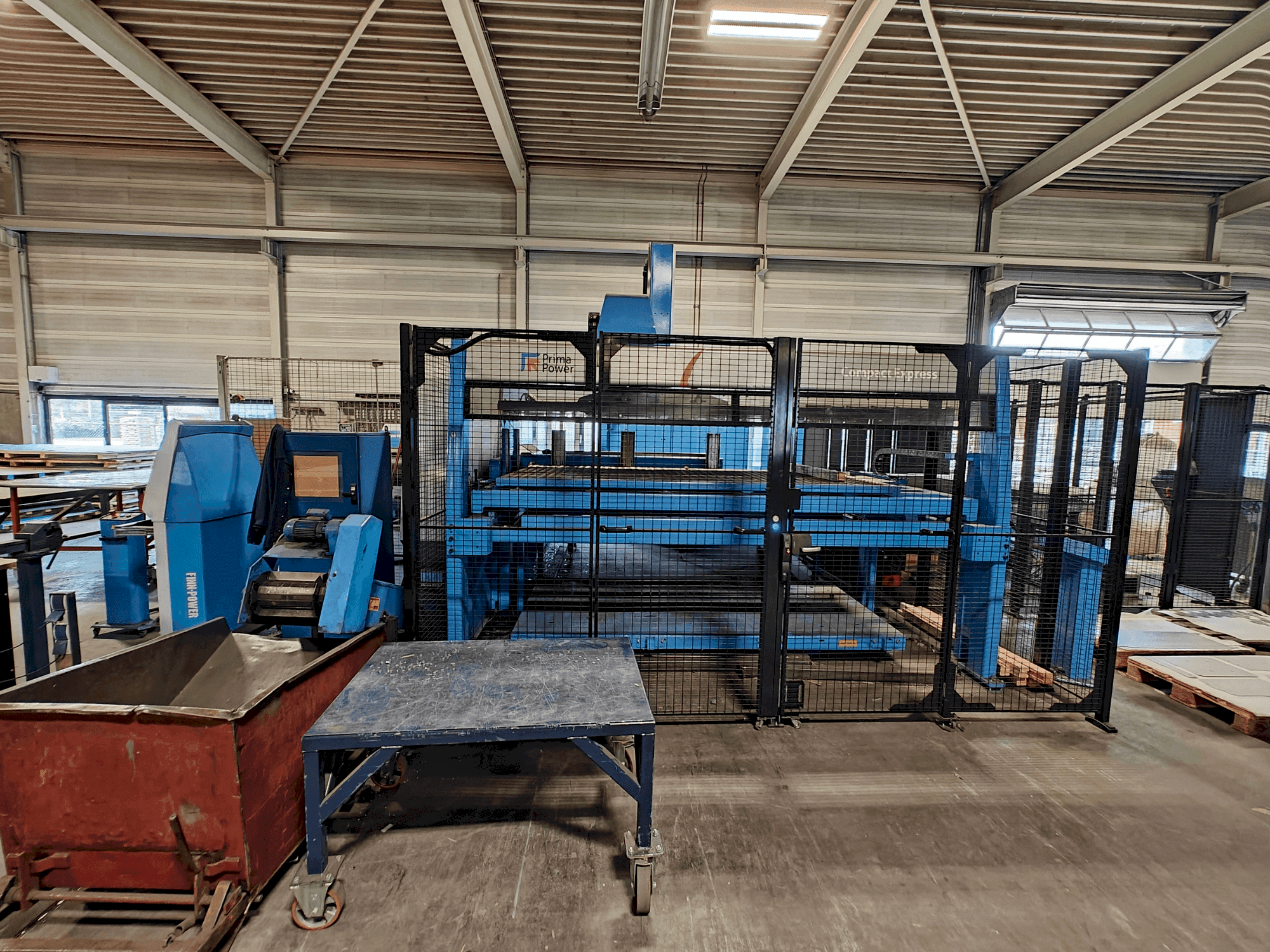 Vooraanzicht  van Finn-Power C6 + Compact Express  machine