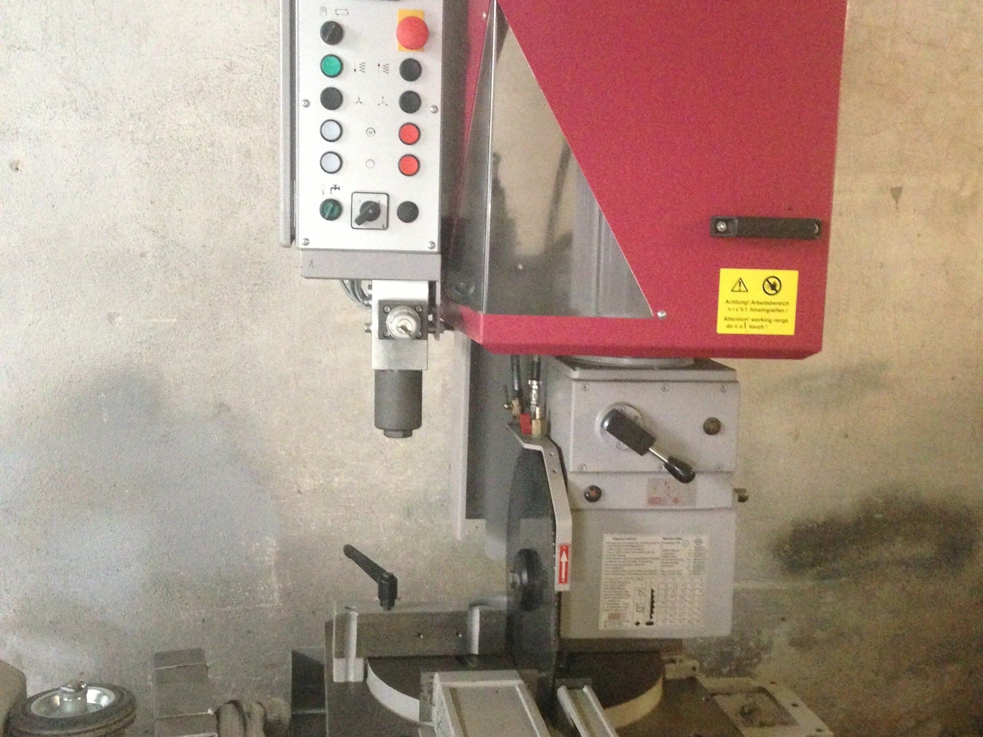 Vooraanzicht van Behringer VMS 400 H machine