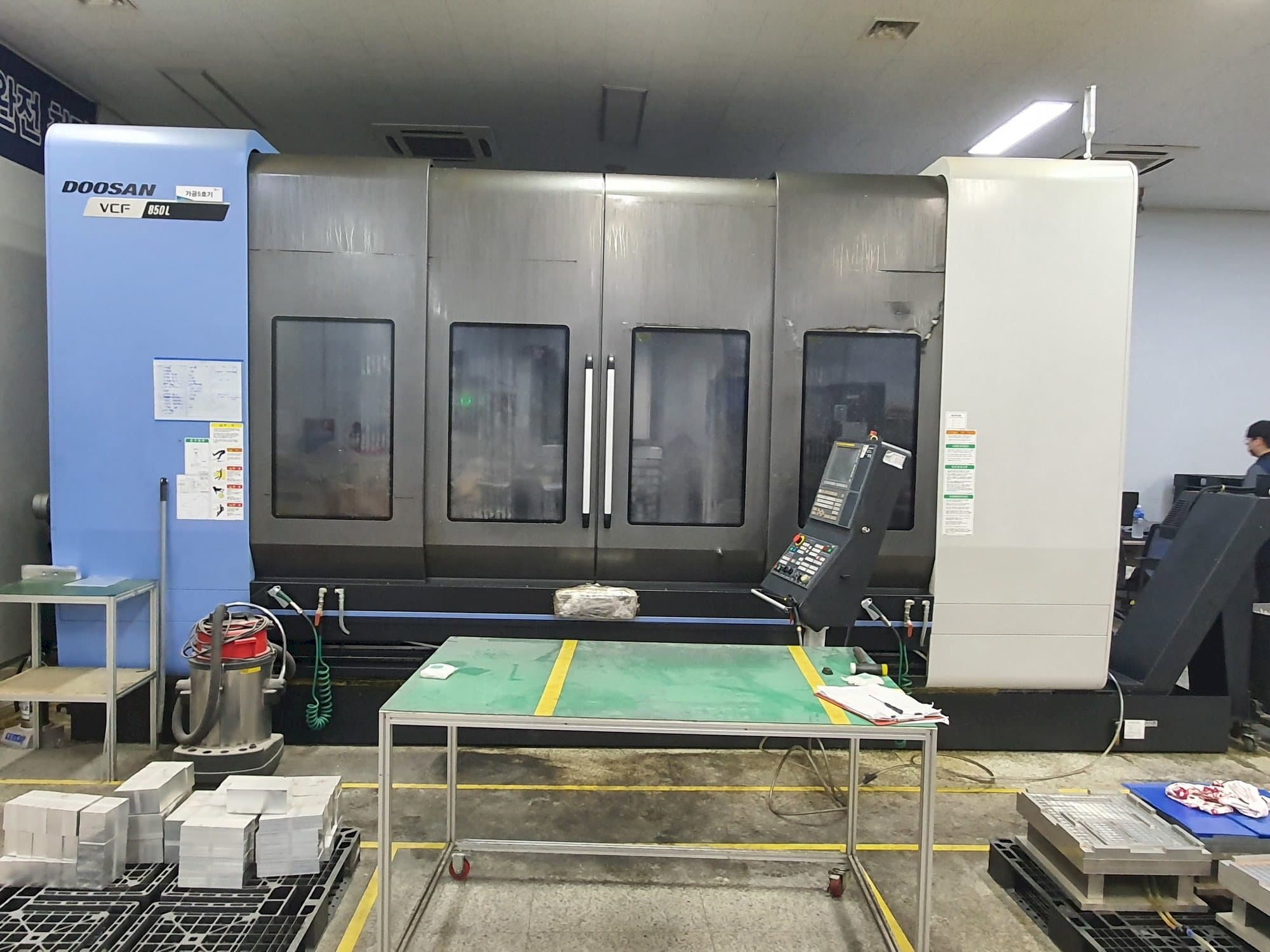 Vooraanzicht  van Doosan VCF850L  machine