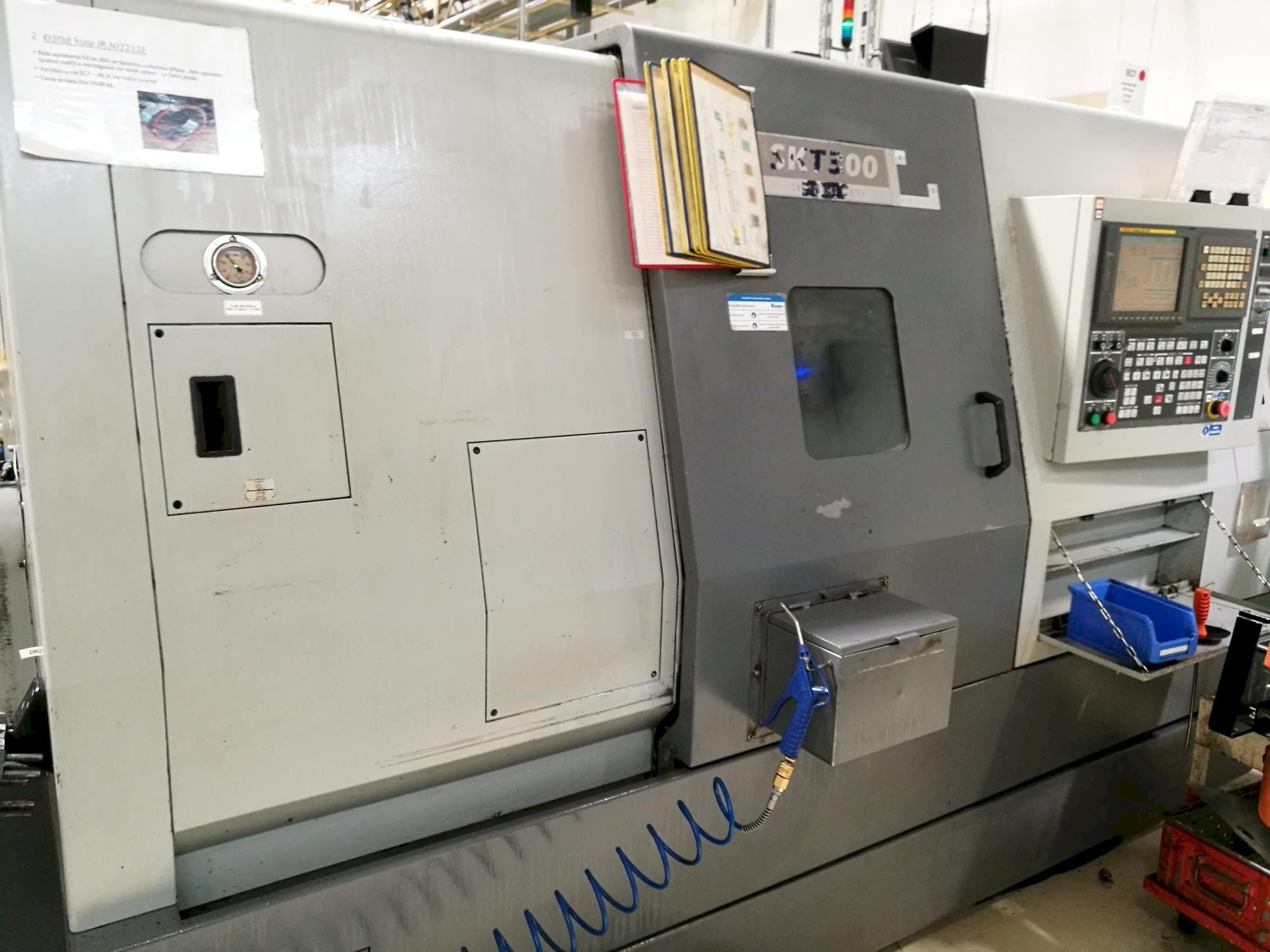 Vooraanzicht  van Hyundai Kia SKT 300  machine