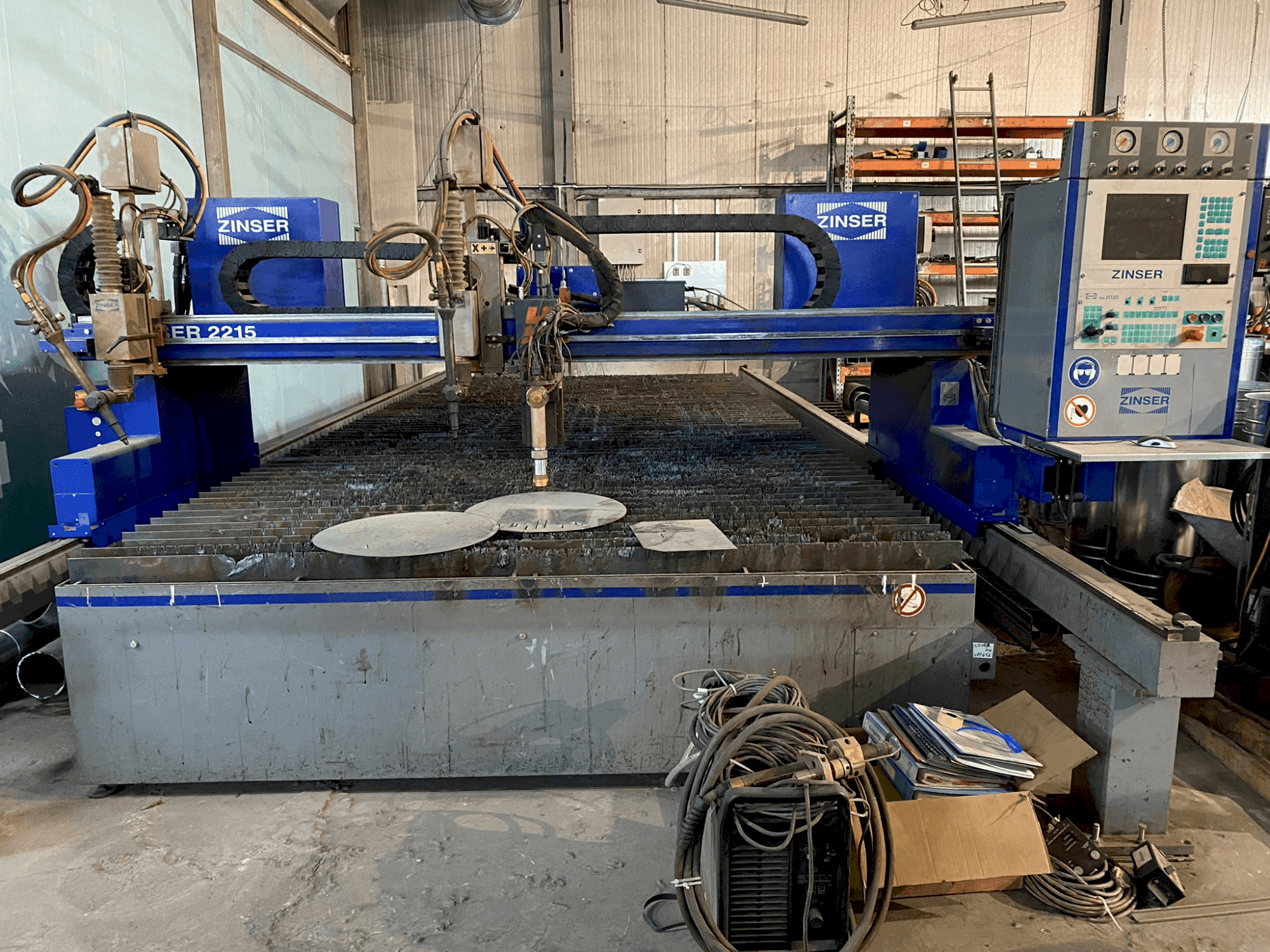 Vooraanzicht  van ZINSER 2215  machine